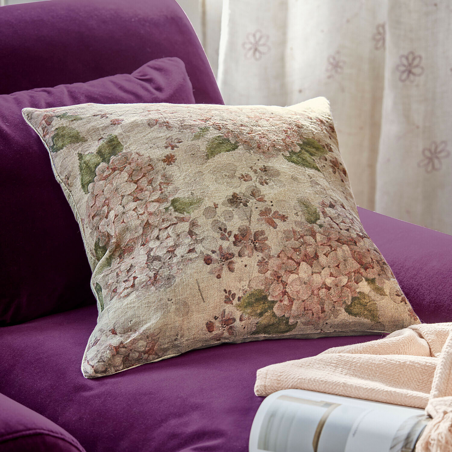 Kissenhülle Amélorie Dekoratives Leinenkissen mit floralem Muster auf violettem Sofa, gemütliches Wohnaccessoire