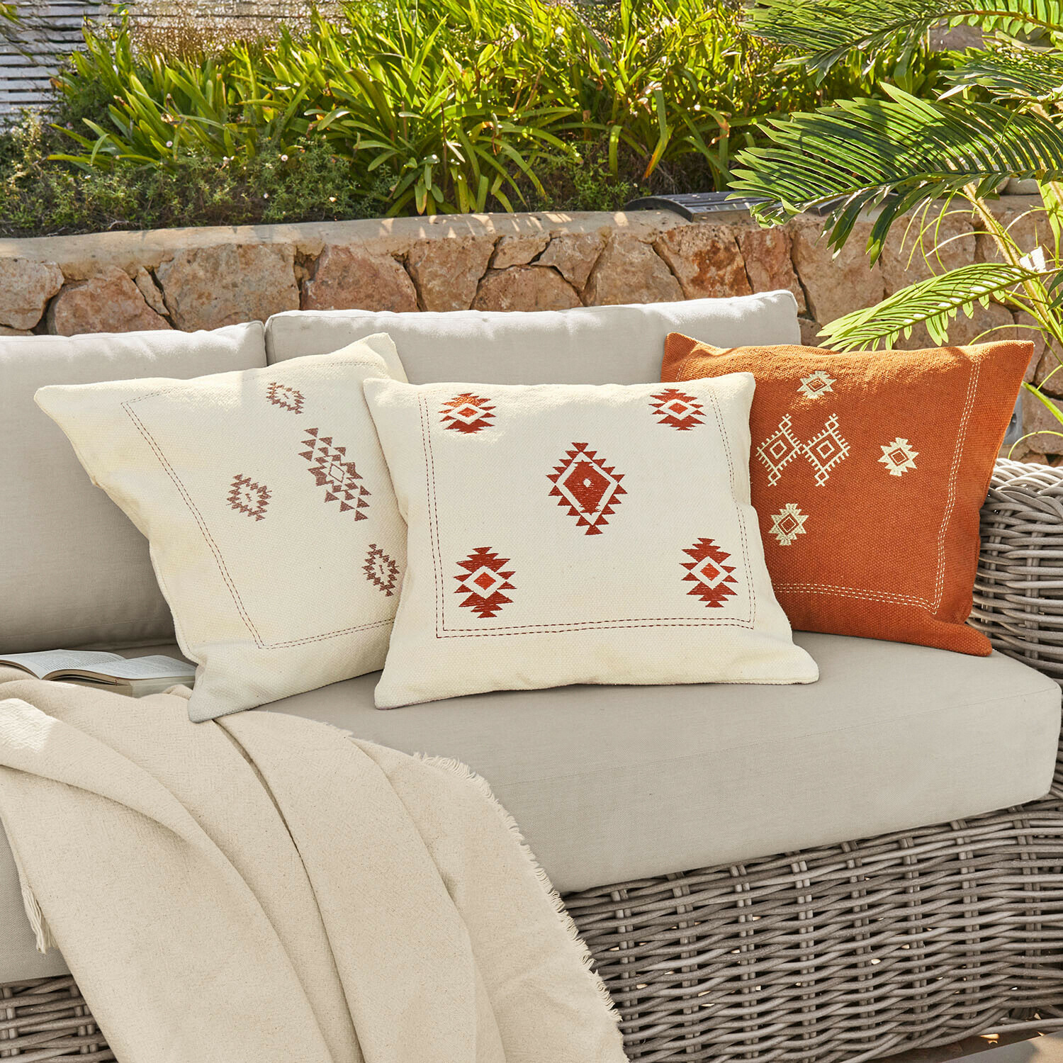 Kissenhülle 3er Set Selamir Drei dekorative Baumwollkissen in Creme und Orange mit geometrischem Muster für den Außenbereich