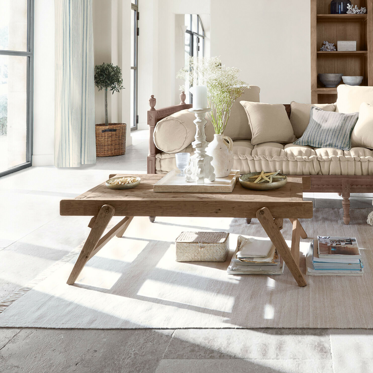 Couchtisch Torenno Holz-Couchtisch mit Dekoration auf hellem Teppich in gemütlichem Wohnzimmer mit beigem Sofa