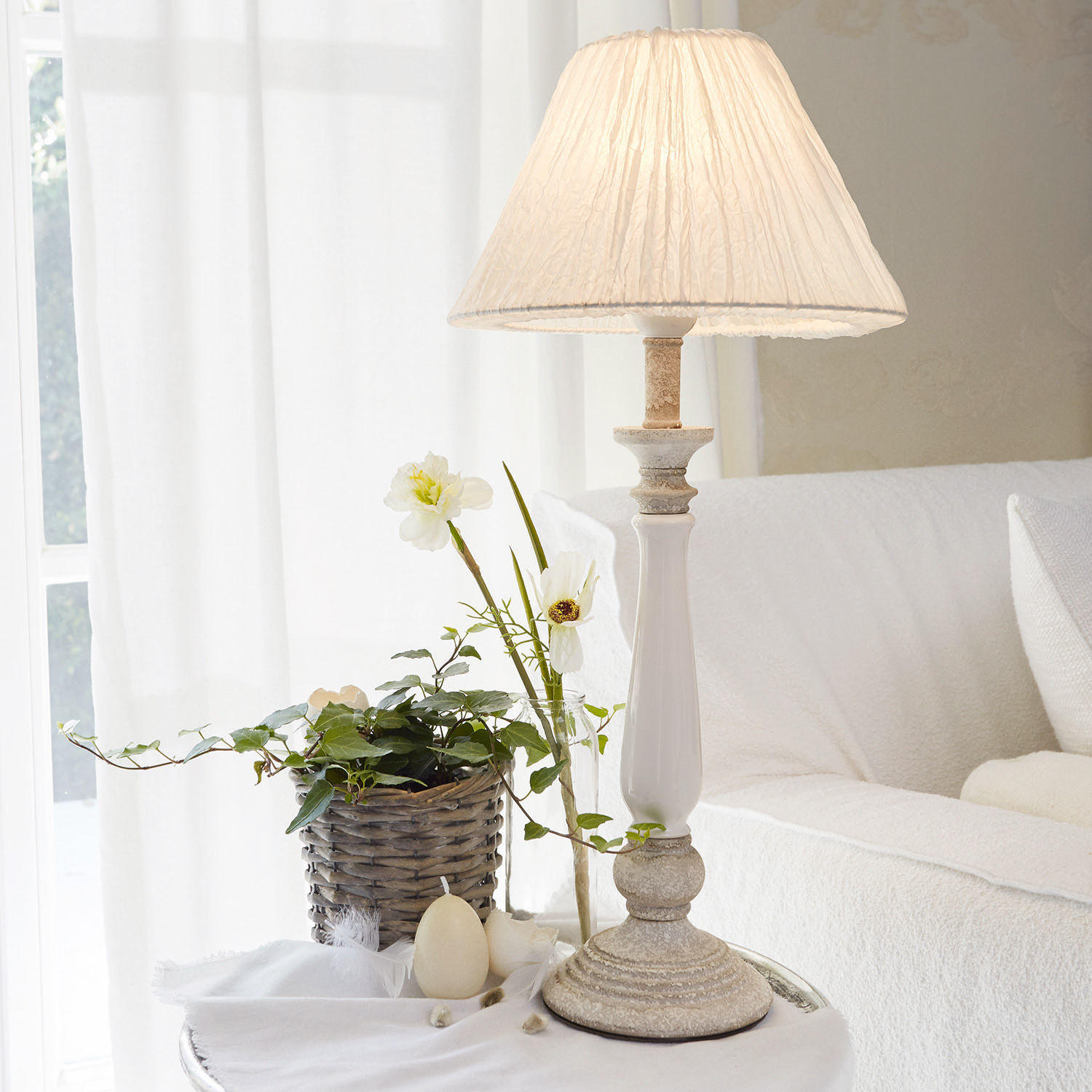 Tischlampe Skandrina Tischlampe mit weißem Stoffschirm und heller Keramikbasis für gemütliches Wohnzimmer