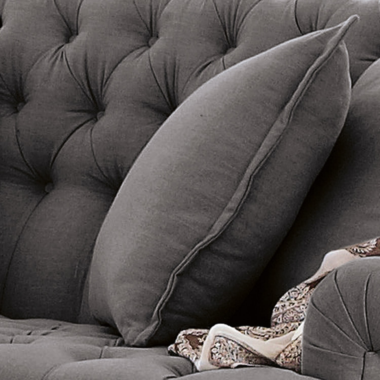 Grau gepolstertes Sofa mit weichem Kissen und dekorativem Stoffmuster, komfortables Wohnzimmermöbel