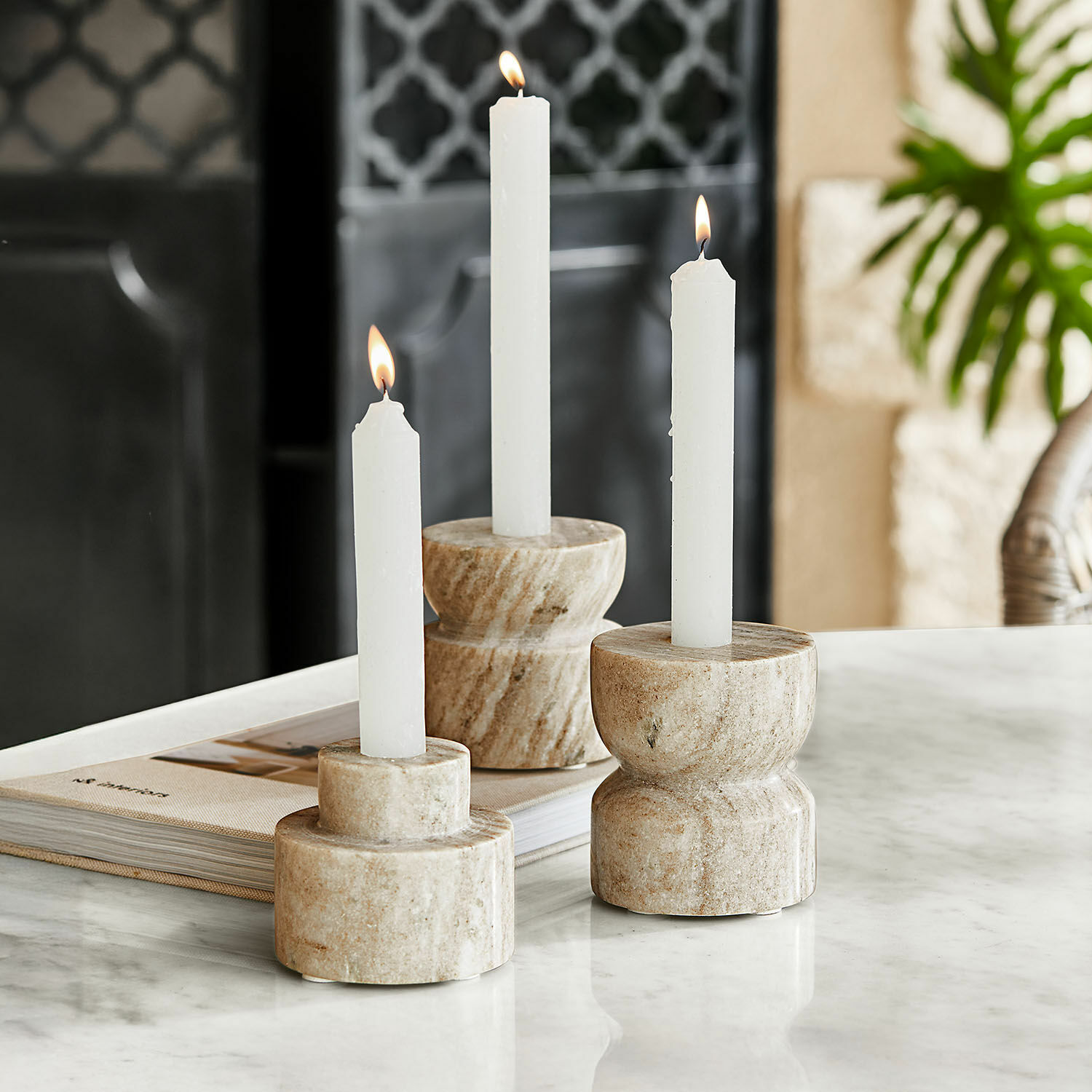 Kerzenhalter 3er Set Ulxeno Drei beige Marmorkerzenhalter mit weißen Kerzen auf Marmorplatte, stilvolle Wohnraumdekoration