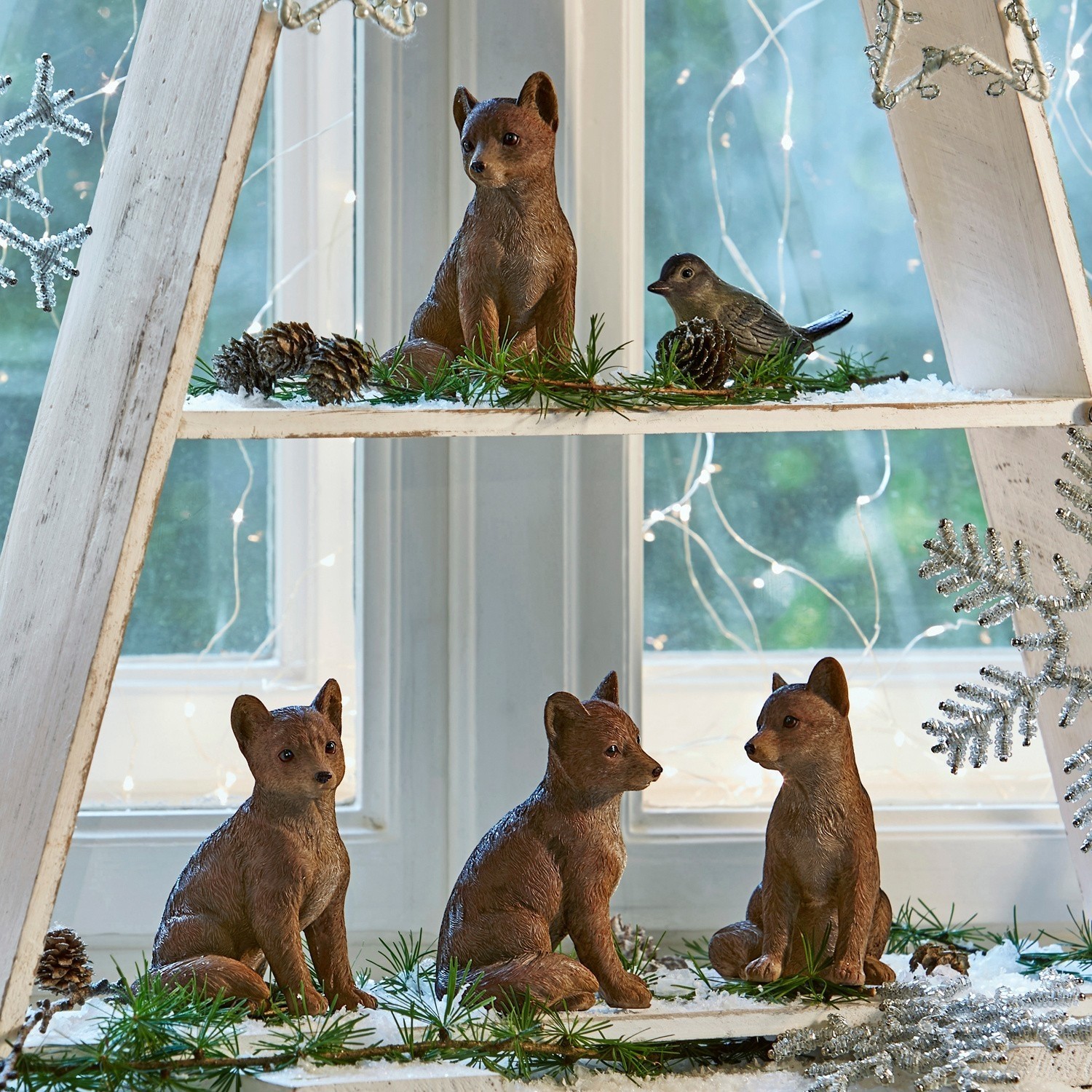 Fuchs 4er Set Survie Braune Deko-Figuren von Füchsen und Vögeln auf weißem Holzregal mit grünen Zweigen dekoriert