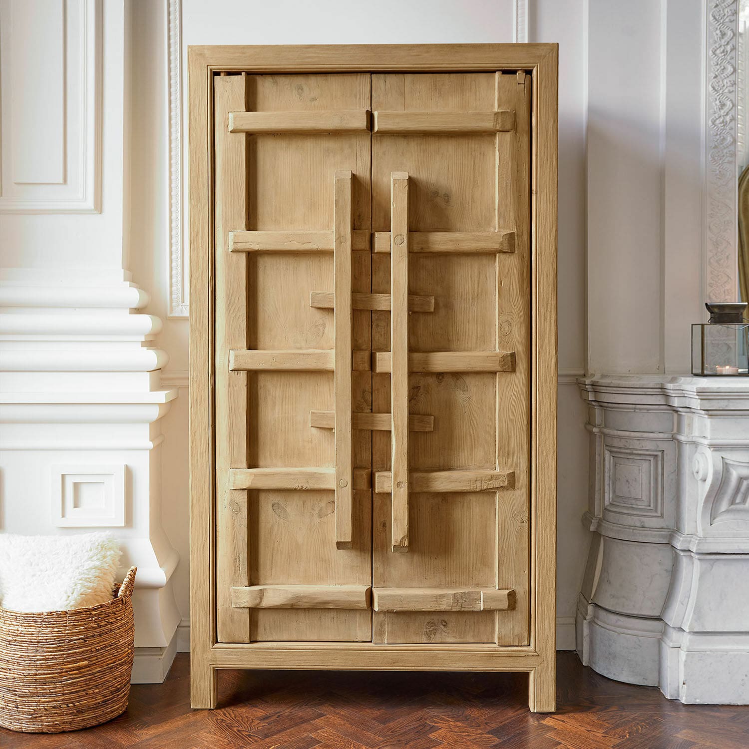 Schrank Trésorique Schrank aus naturfarbenem Holz mit dekorativen Griffen, stilvolles Möbelstück für Wohnzimmer