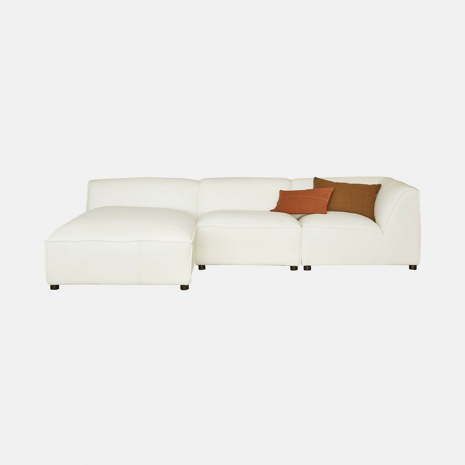 Sofa McLean Weiße Eckcouch aus Stoff mit zwei braunen Kissen, modernes Wohnzimmermöbel