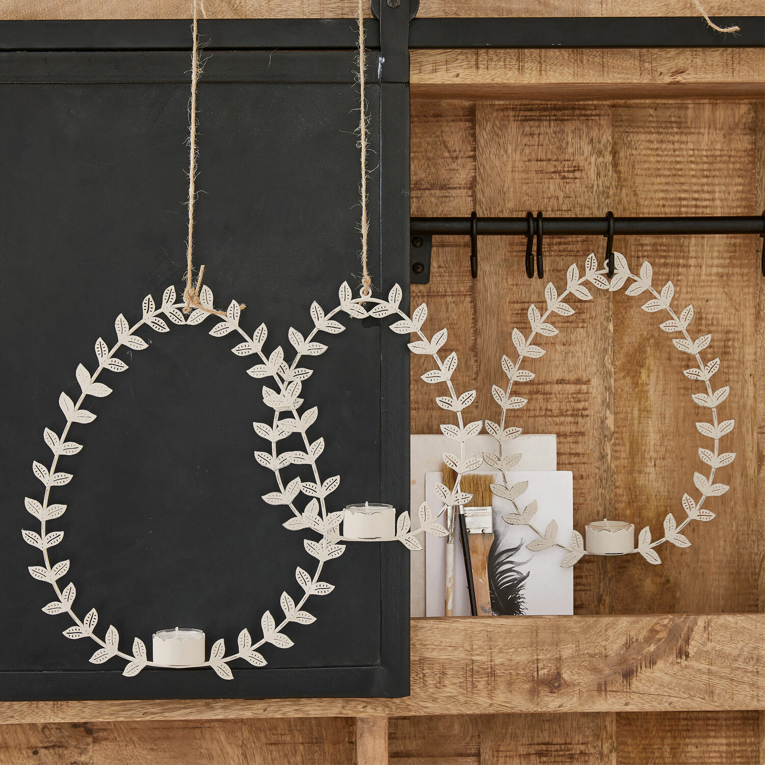 Hängewindlicht 3er Set Guelph Weiße Metall-Hängedekoration mit Blättern und Kerzenhalter, rustikaler Wohnaccessoire