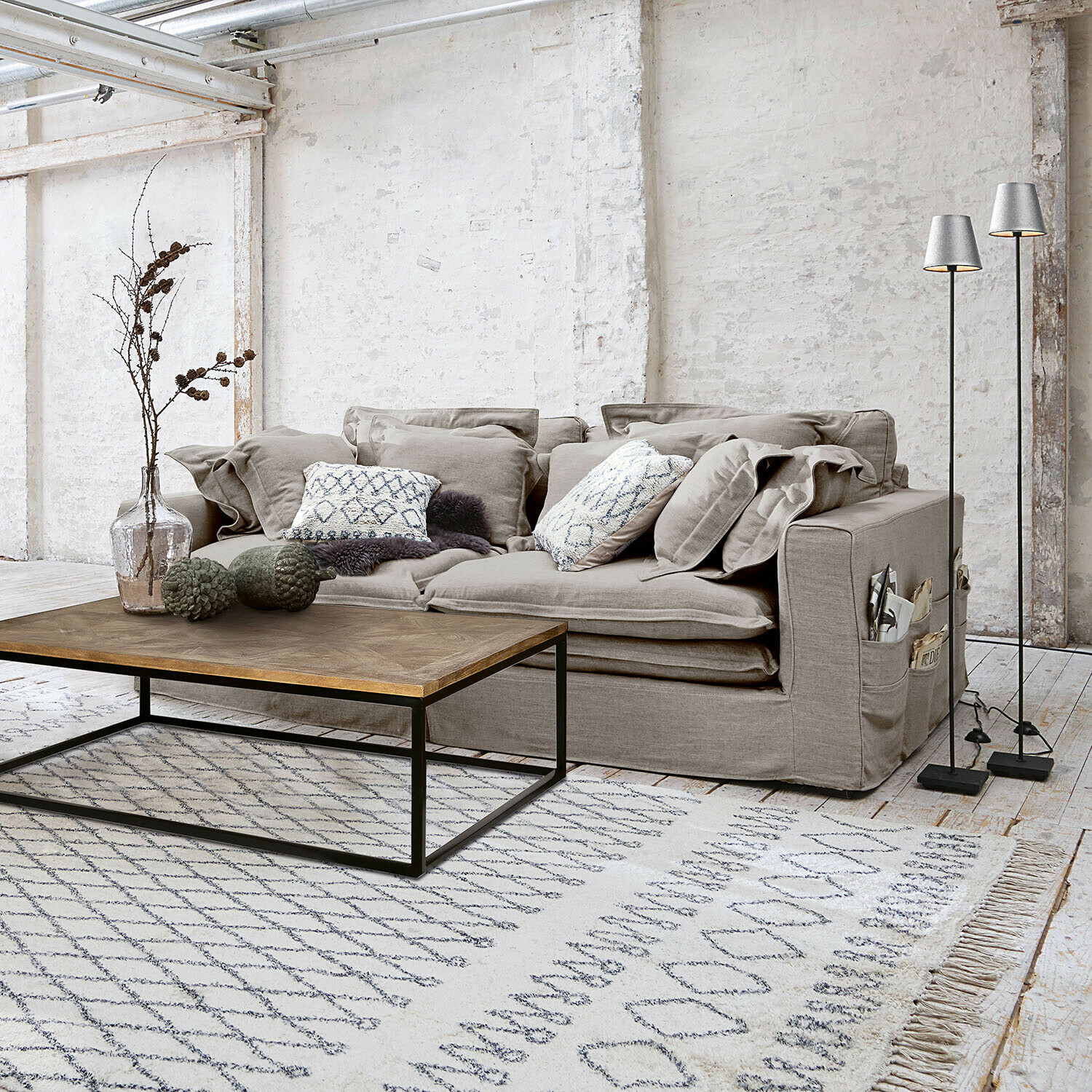 Sofa Terell Graues Stoffsofa mit Kissen und Holzcouchtisch auf hellem Teppich in modernem Wohnzimmer
