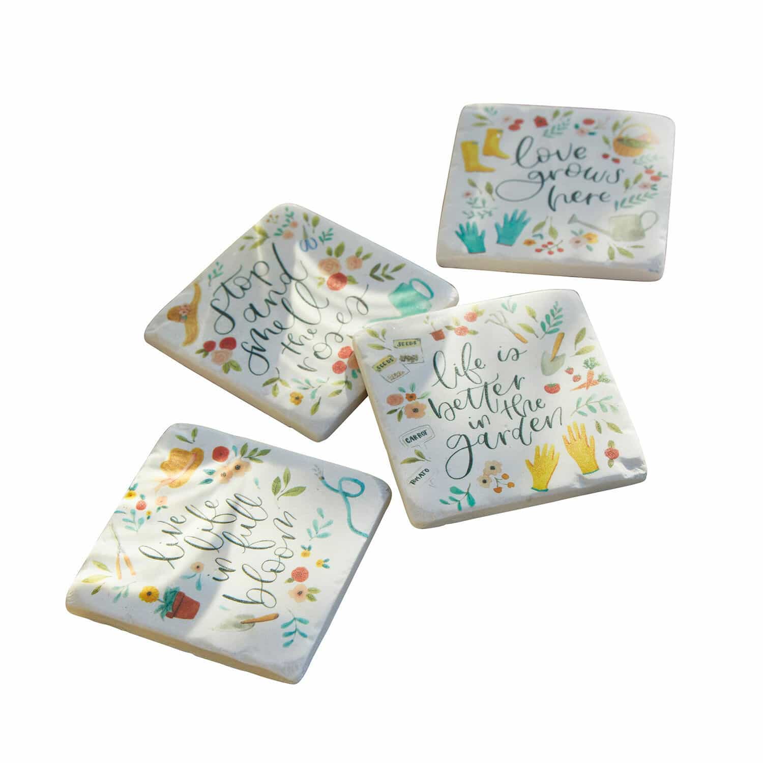 Untersetzer 4er Set Happy Set aus vier Keramik-Untersetzern mit Gartenmotiven und pastellfarbenen Schriftzügen