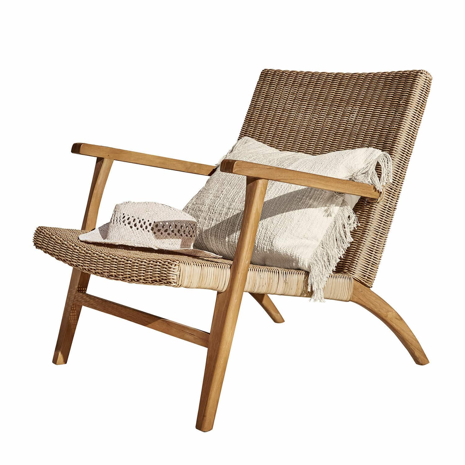 Stuhl Alzette Stuhl aus Rattan und Teakholz in Naturtönen mit hellem Kissen und Strohhut