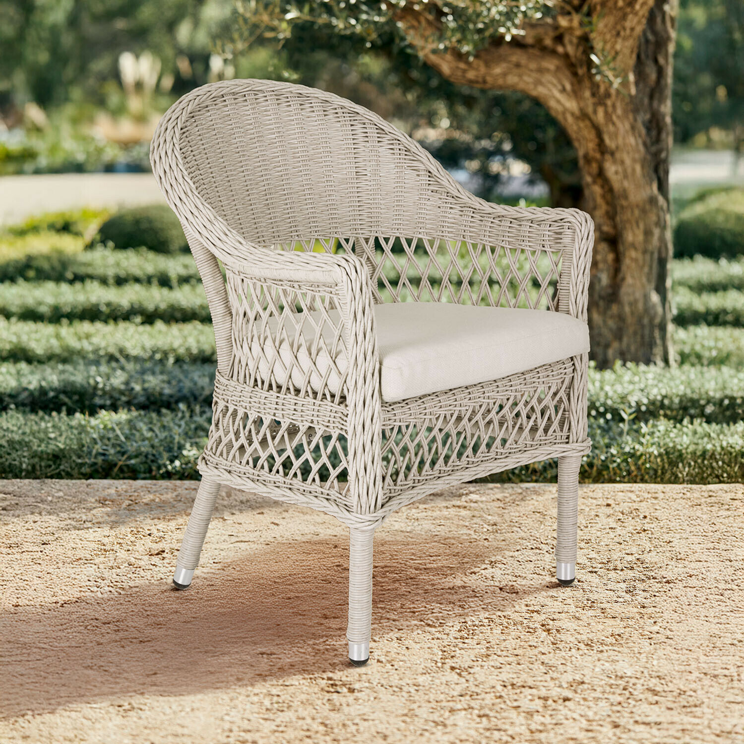 Stuhl Solavine Beiger Rattansessel mit hellem Polster, ideal für Terrasse und Garten, Gartenmöbel
