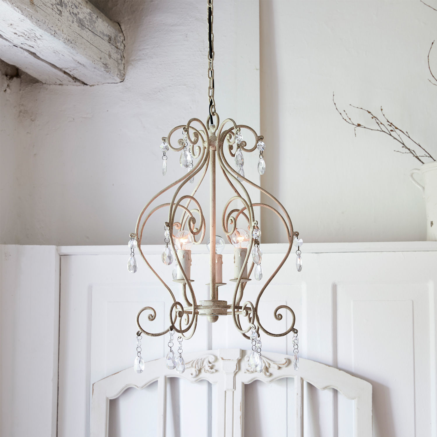 Leuchter Manor Vintage Metall-Kronleuchter in Beige mit Kristalltropfen für stilvolles Wohnzimmer