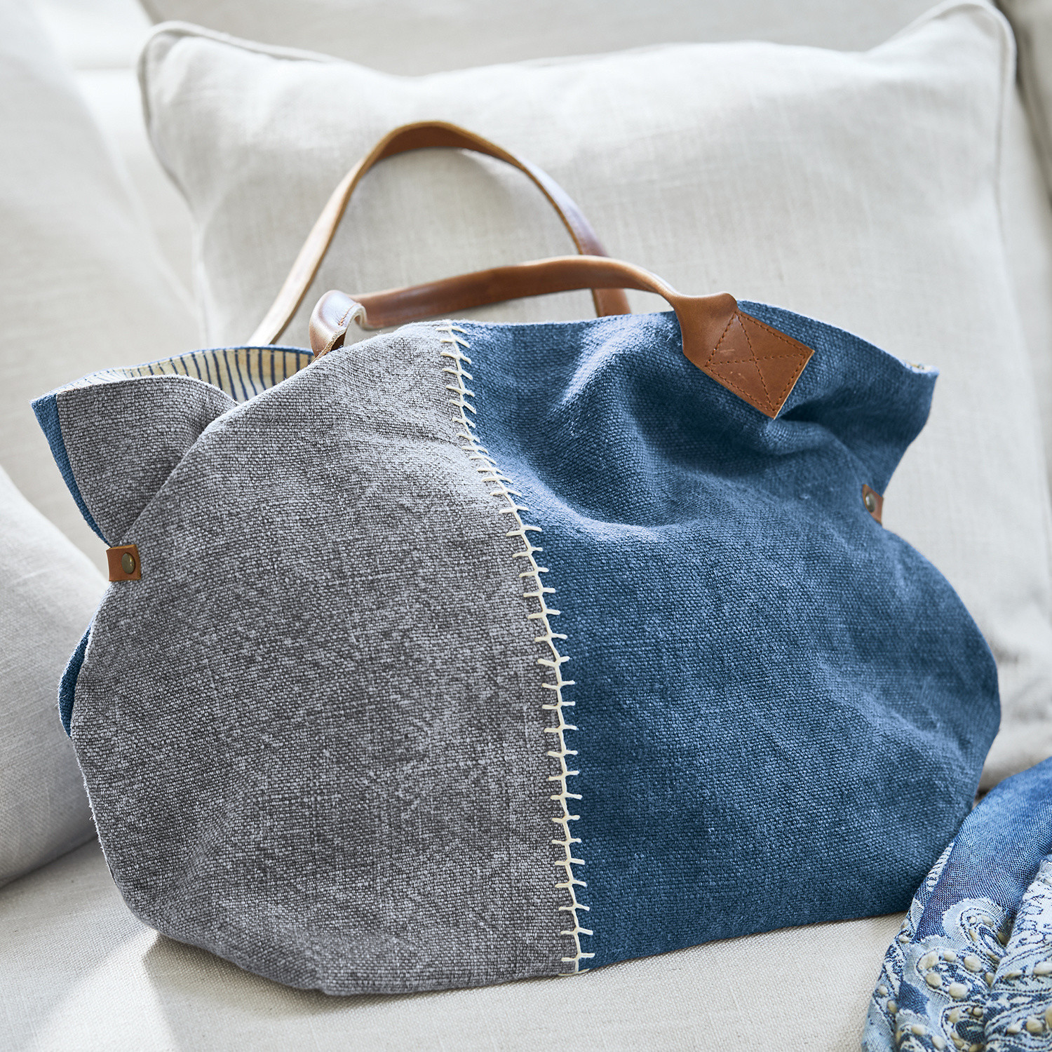 Tasche Deux-Parts Tasche aus blauem und grauem Stoff mit braunen Ledergriffen, modische Einkaufstasche
