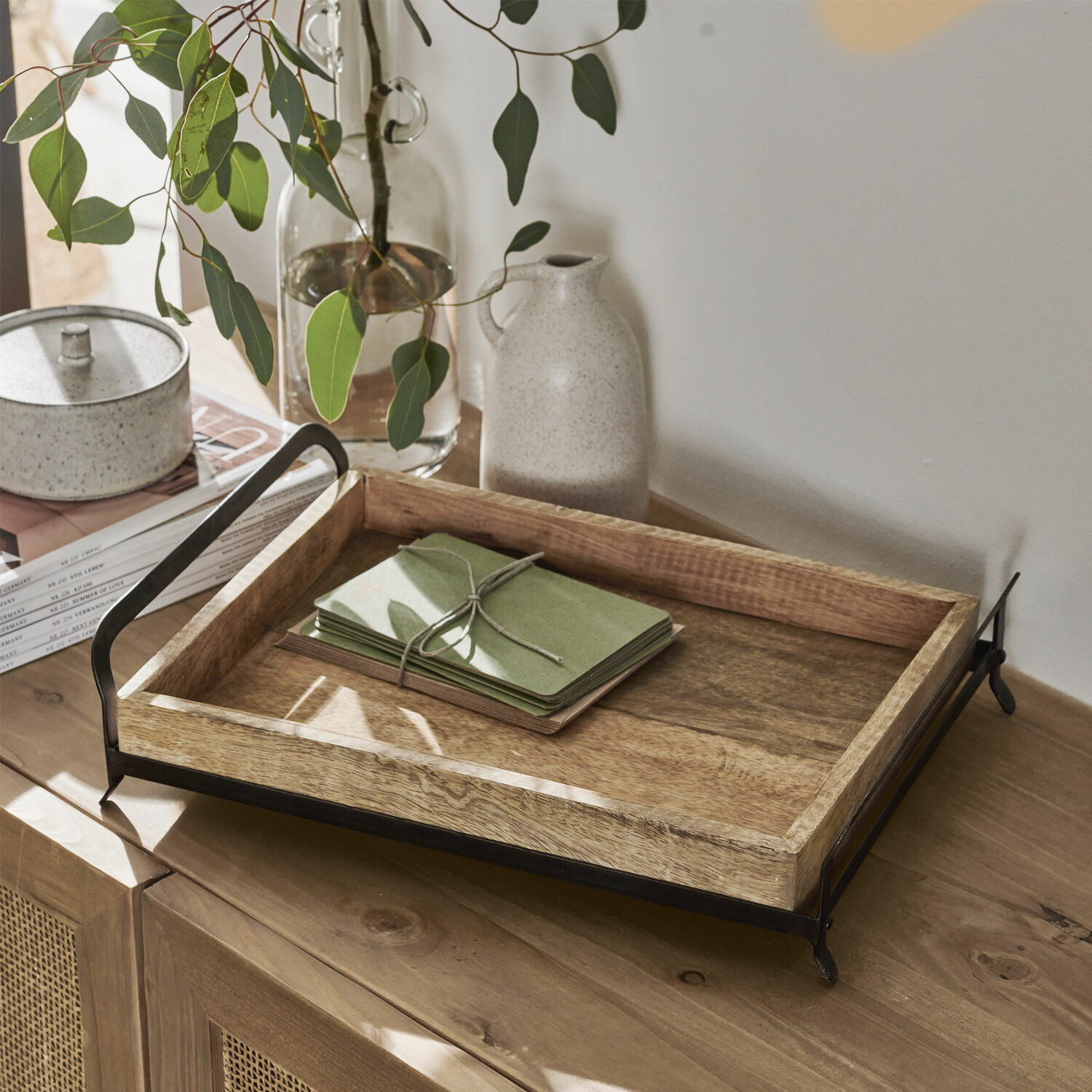 Tablett Troyes Holztablett mit schwarzen Metallgriffen auf Holzkommode mit natürlicher Dekoration