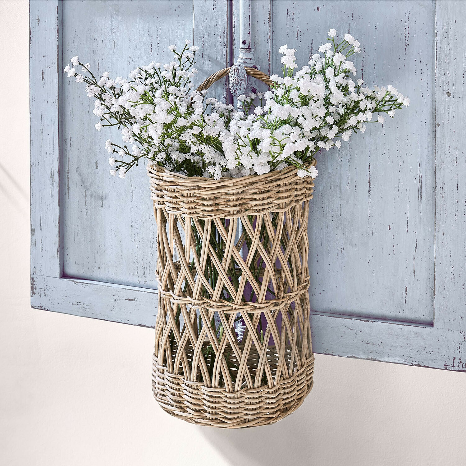 Hängekorb Finara Hängender Korb aus natürlichem Rattan mit weißen Blumen als Wanddekoration