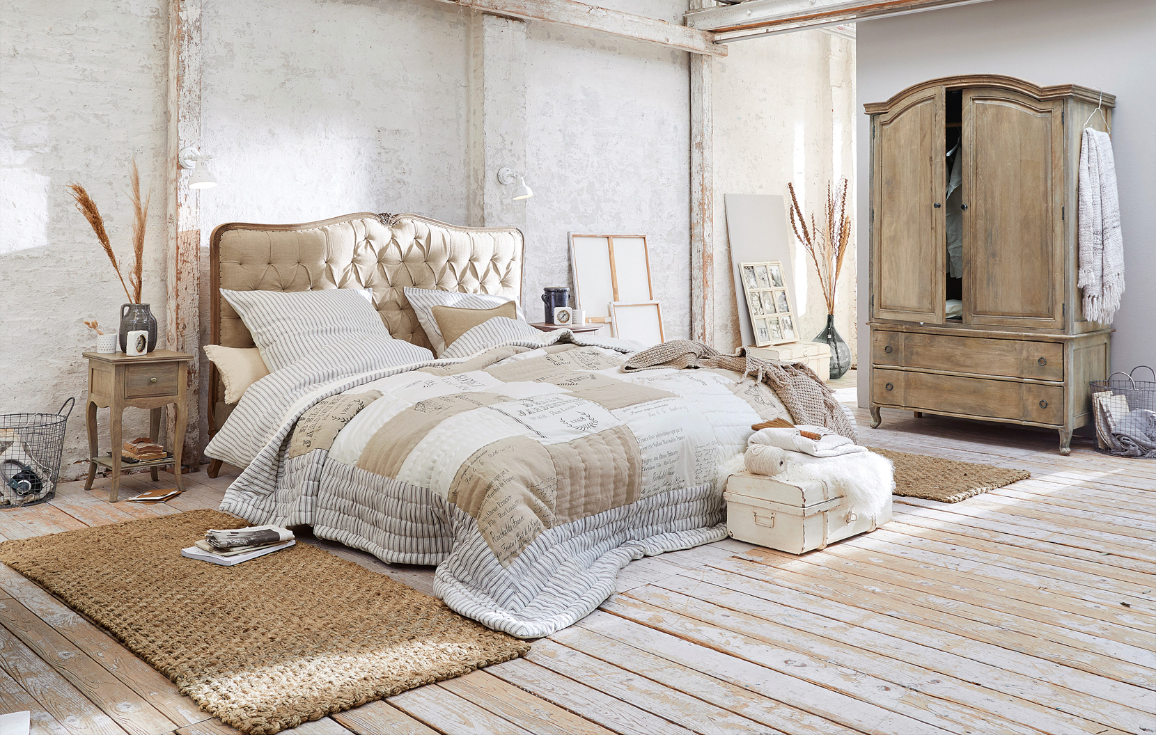 Gemütliches Shabby-Chic-Schlafzimmer mit beigem, gepolstertem Bett und antiker Holzkommode