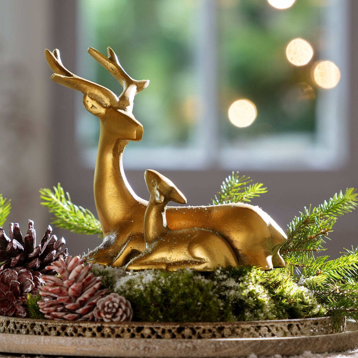 Reh mit Kitz Tiralee Goldene Hirschfiguren auf grünem Moos mit Zapfen, natürliche Weihnachtsdekoration