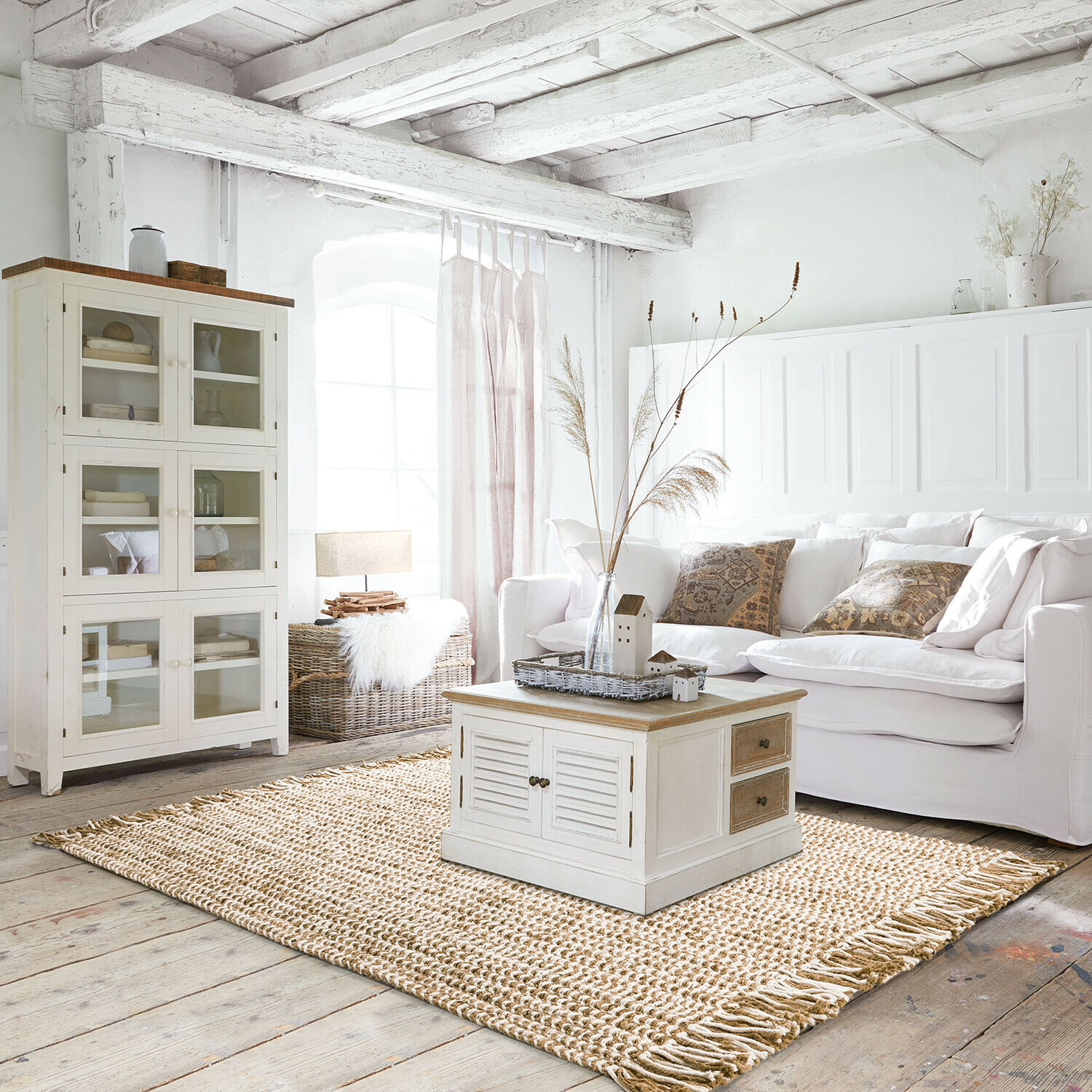 Teppich Yrundal Helles Wohnzimmer mit weißem Sofa, hellem Holzschrank und natürlichem Jute-Teppich im skandinavischen Stil
