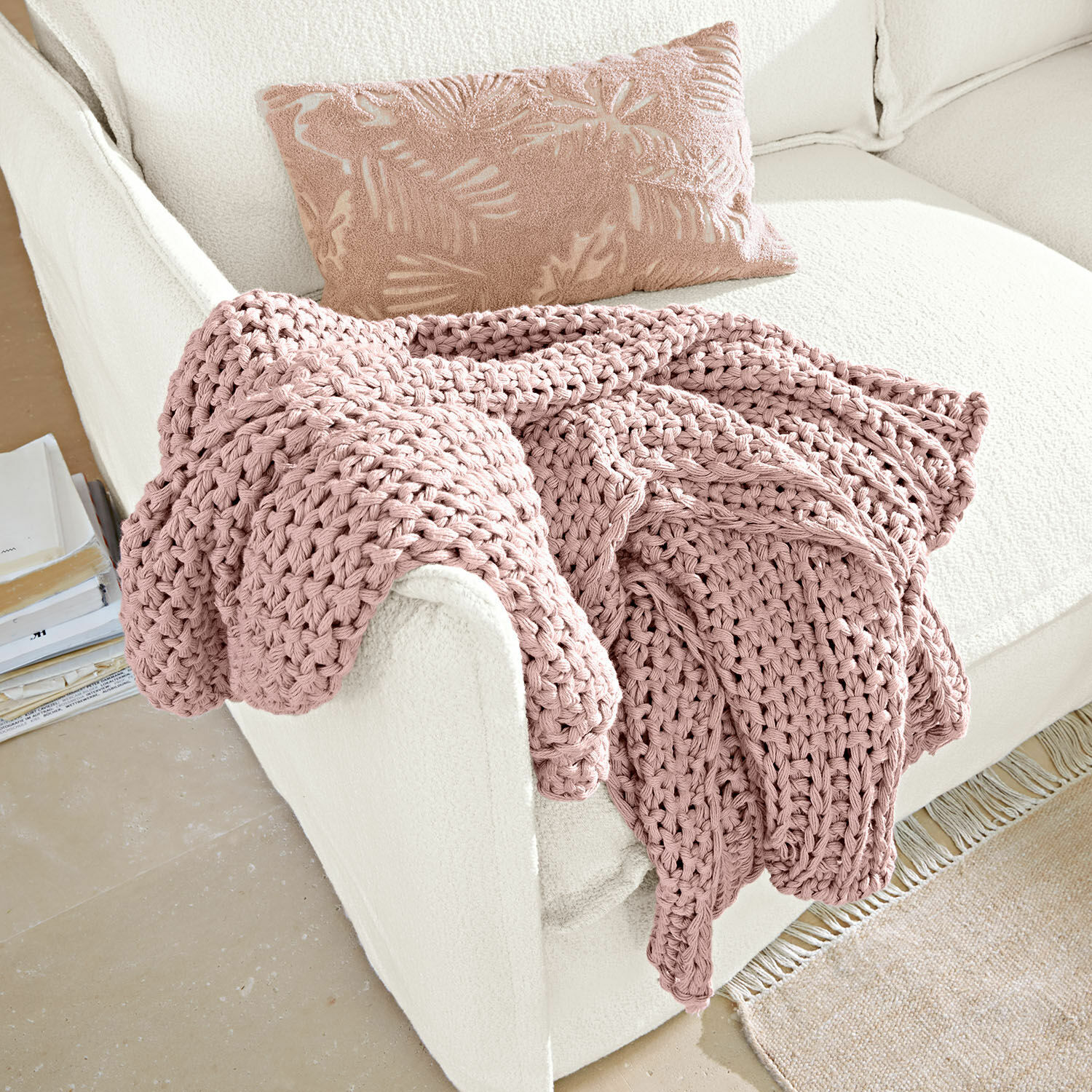 Plaid Plixoren Rosa grob gestrickte Decke auf weißem Sofa mit dekorativem Kissen mit Blattmuster, weich und gemütlich