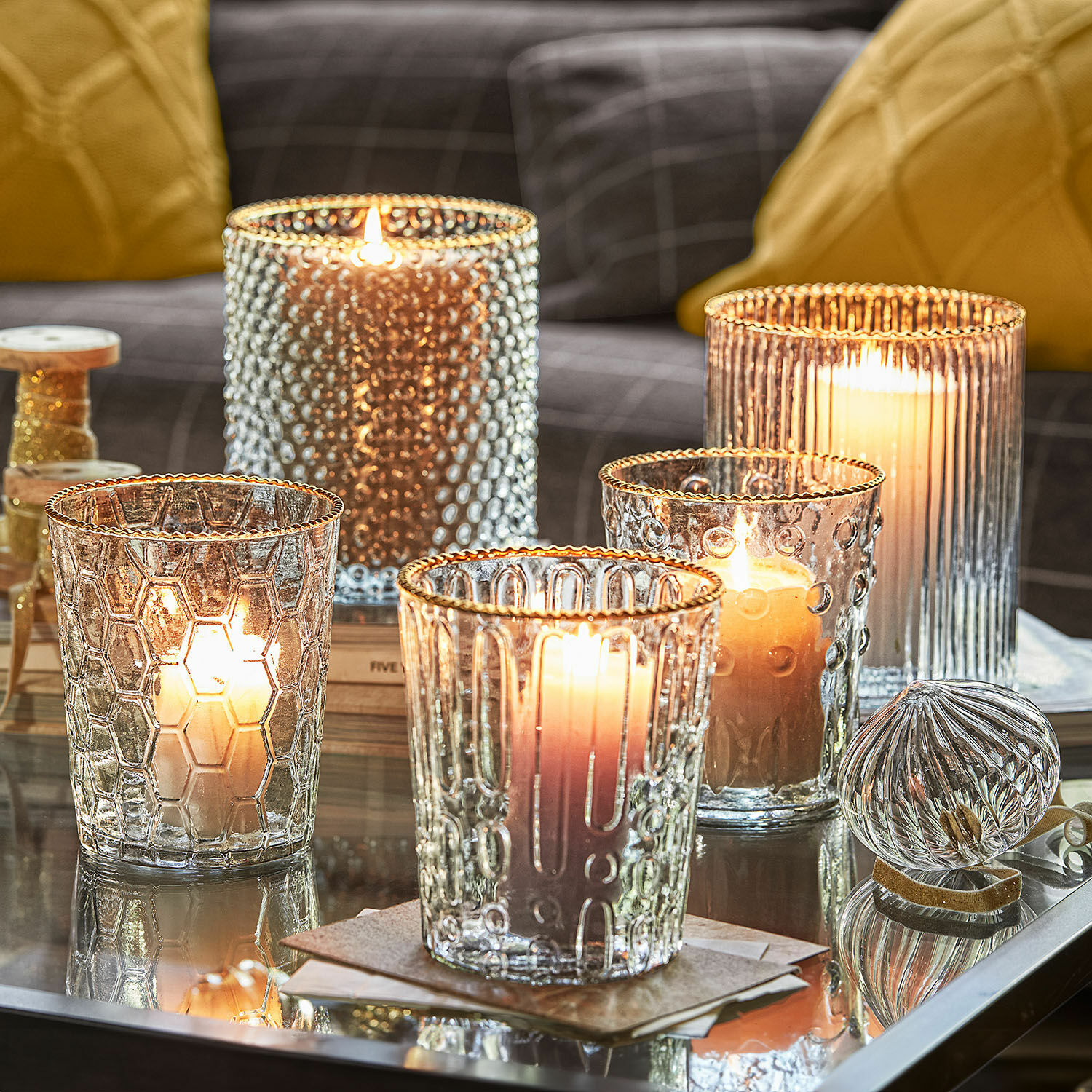 Windlicht 5er Set Rosienne Glas-Teelichthalter mit verschiedenen Strukturen und goldenen Rändern auf Glastisch im Wohnzimmer