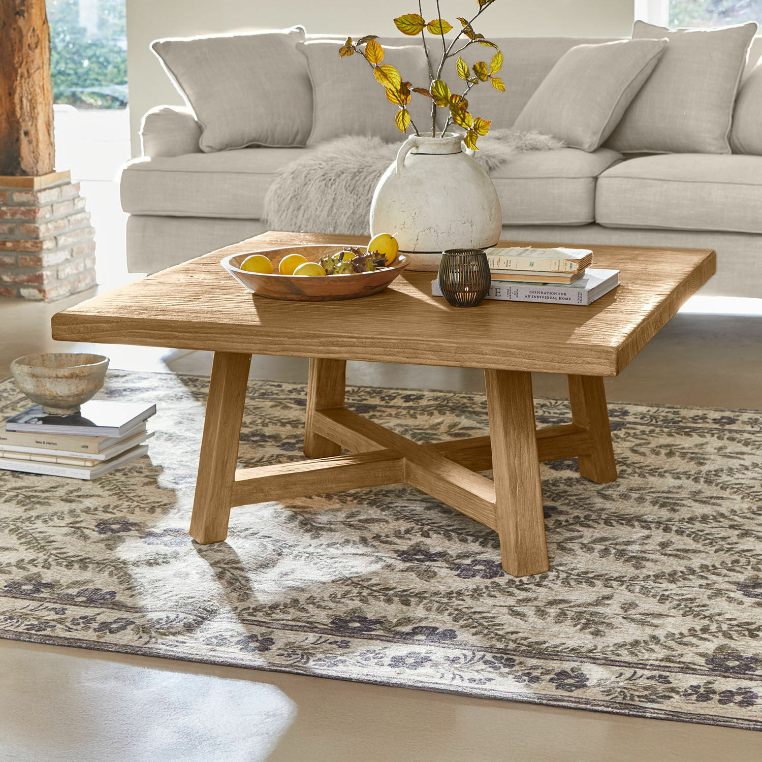 Couchtisch Eldonbury Quadratischer Couchtisch aus Eichenholz in Naturfarbe auf gemustertem Teppich im Wohnzimmer