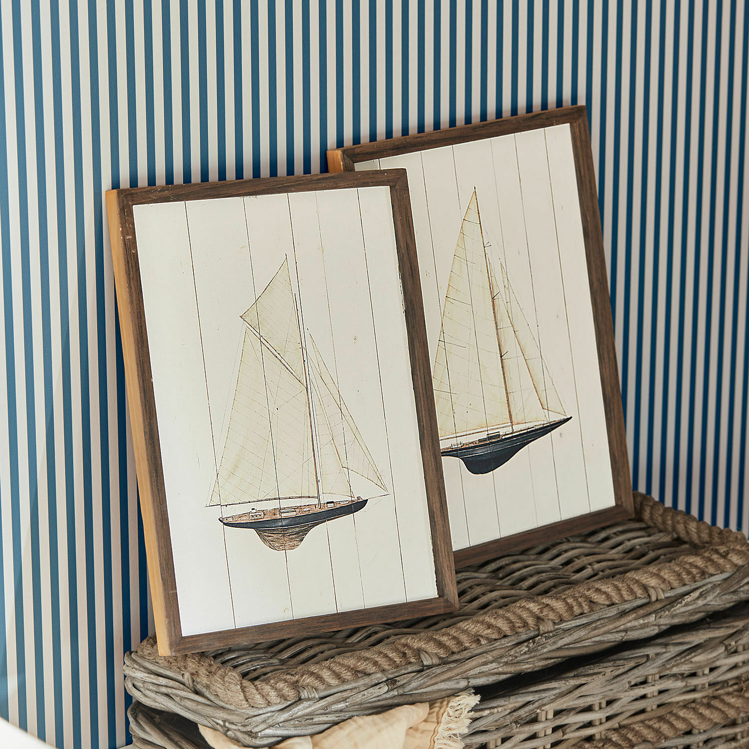 Wandbild 2er Set Lemoux Holzbilder mit Segelbooten auf weißem Hintergrund und braunem Rahmen, maritime Wanddekoration.