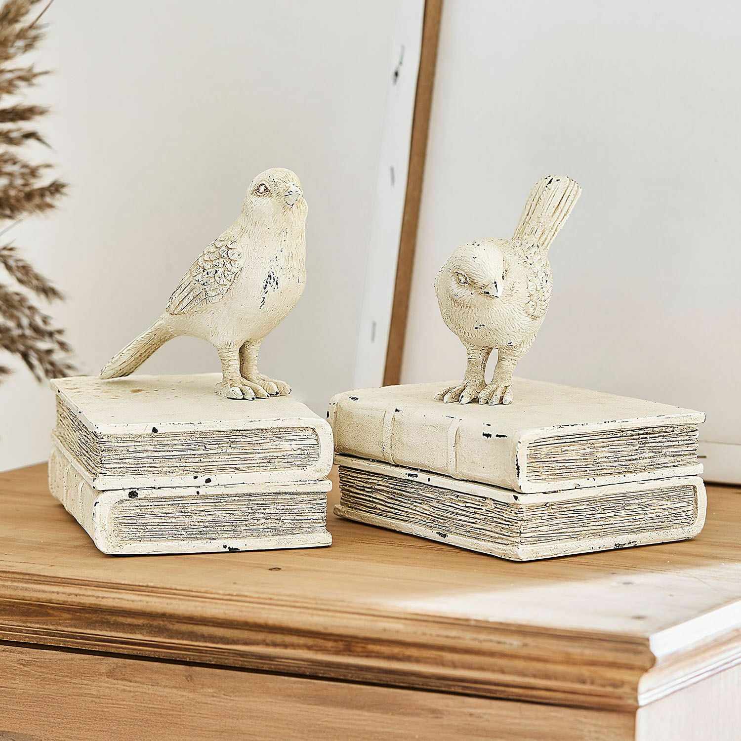 Deko-Figur 2er Set Moonlet Dekorative Vogel-Figuren aus cremefarbenem Material auf Bücherstapel auf Holzplatte