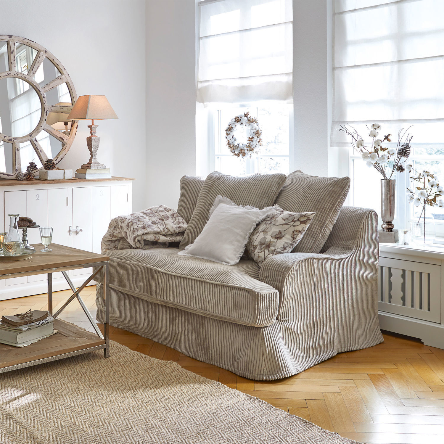 Sofa Monaco Beiges Cord-Sofa in hellem Wohnzimmer mit natürlichen Dekorationen und Jute-Teppich