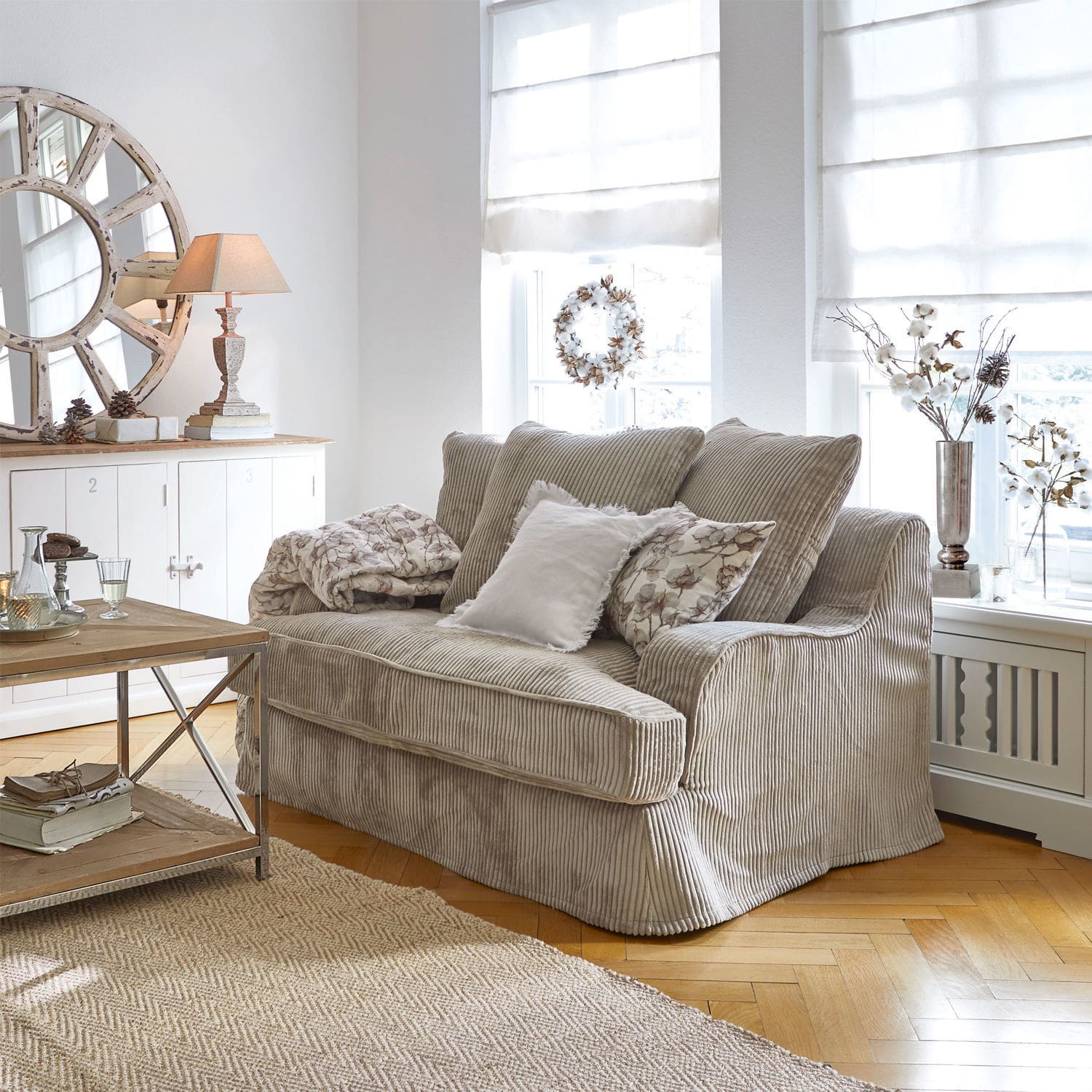 Sofa Monaco Beiges Cord-Sofa in hellem Wohnzimmer mit natürlichen Dekorationen und Jute-Teppich