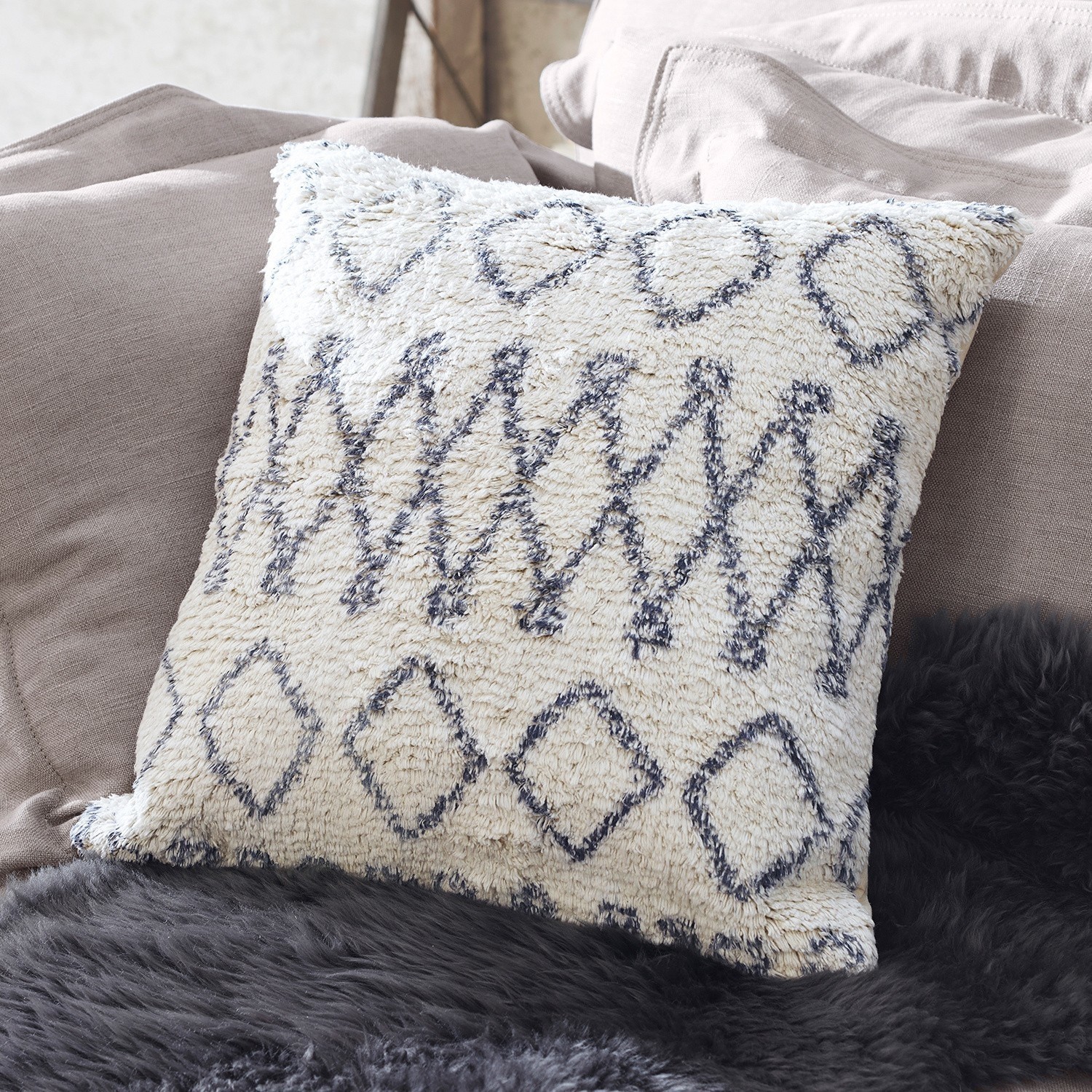 Kissen Lonnie Dekoratives Kissen aus weichem Material in Creme mit schwarzem geometrischem Muster