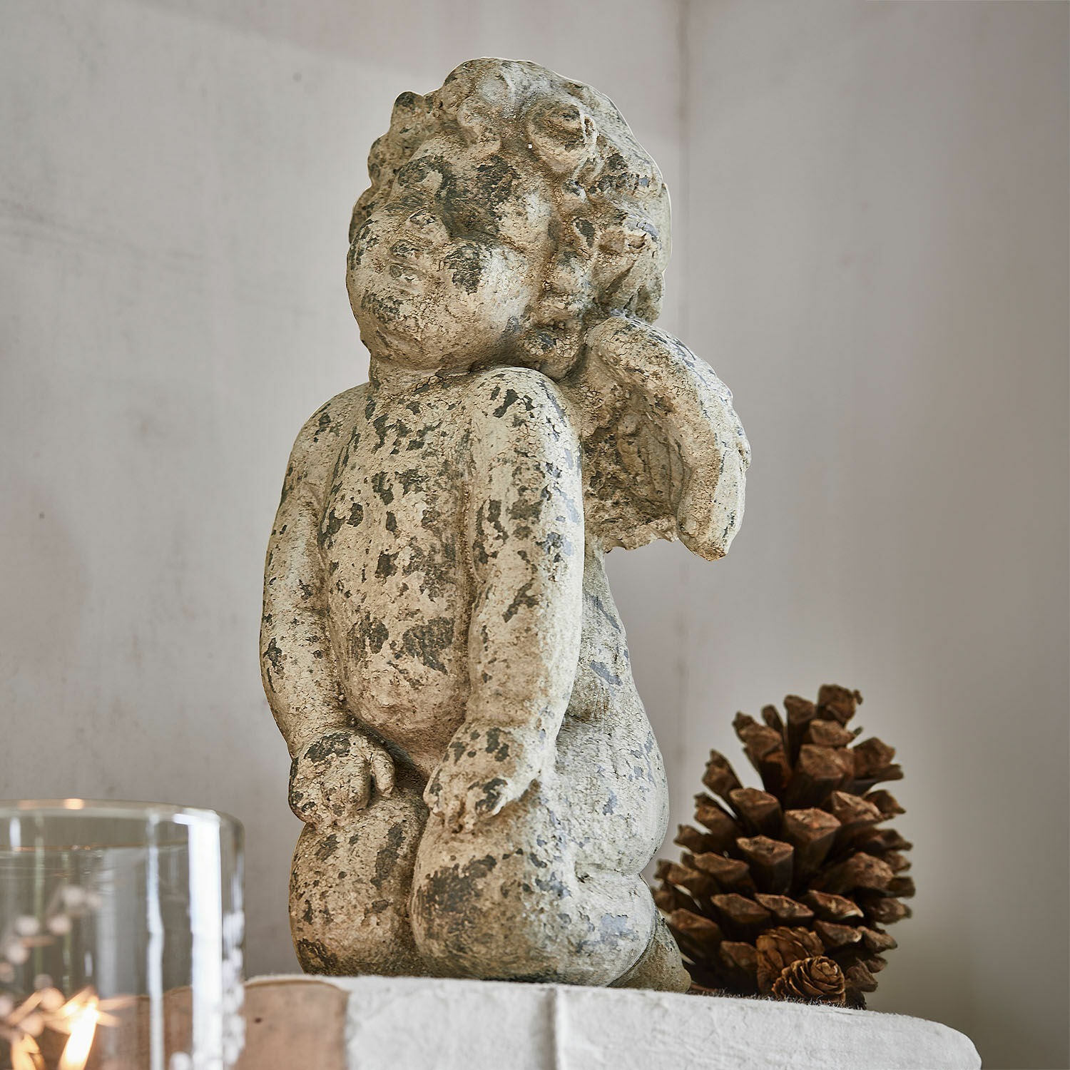 Deko-Engel Mines Engelsfigur aus gealtertem Stein in Beige, Wohnaccessoire mit natürlicher Kieferzapfen-Dekoration