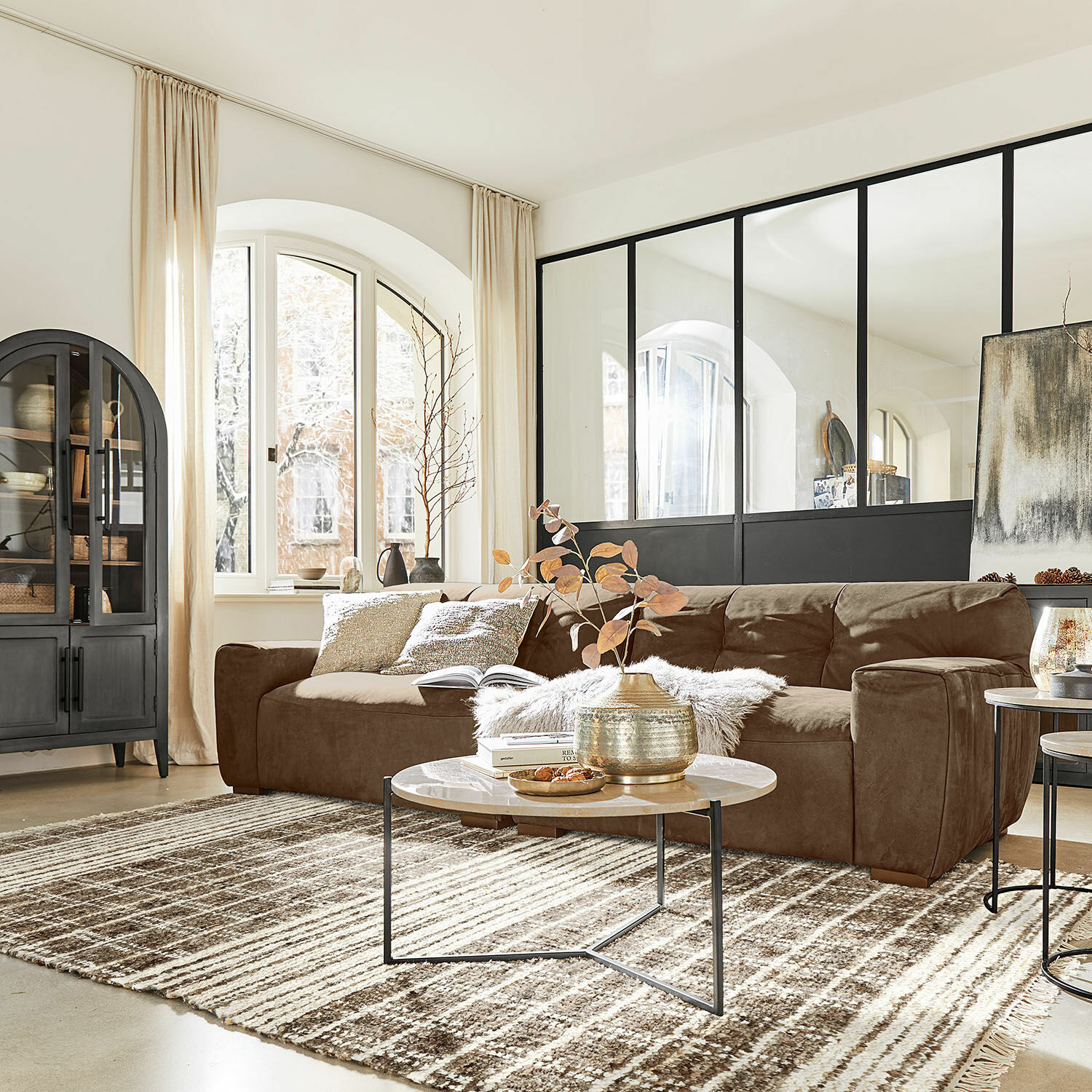 Teppich Berinique Gemütliches Wohnzimmer mit braunem Mikrofaser-Sofa und hellem Teppich, moderne Möbel und Dekoration