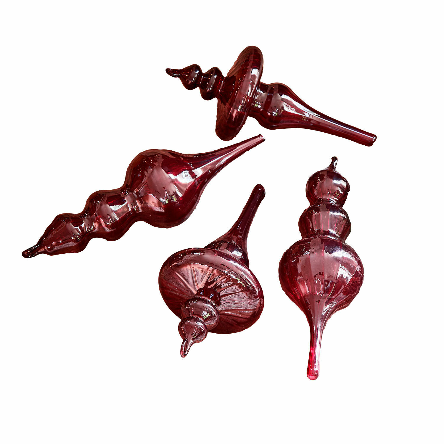 Set aus vier roten Weihnachtskugeln aus Glas in verschiedenen Formen, festliche Dekoration