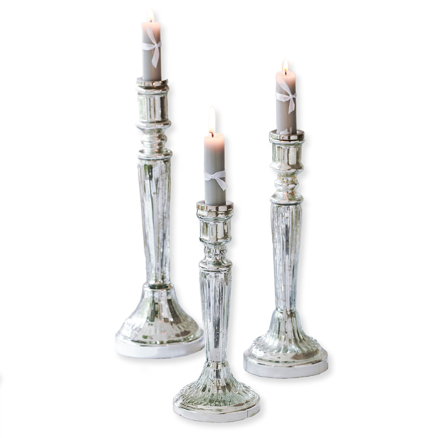 Kerzenständer 3er Set Riley Set aus drei silbernen Kerzenhaltern mit grauen Kerzen und weißen Schleifen, Tischdekoration