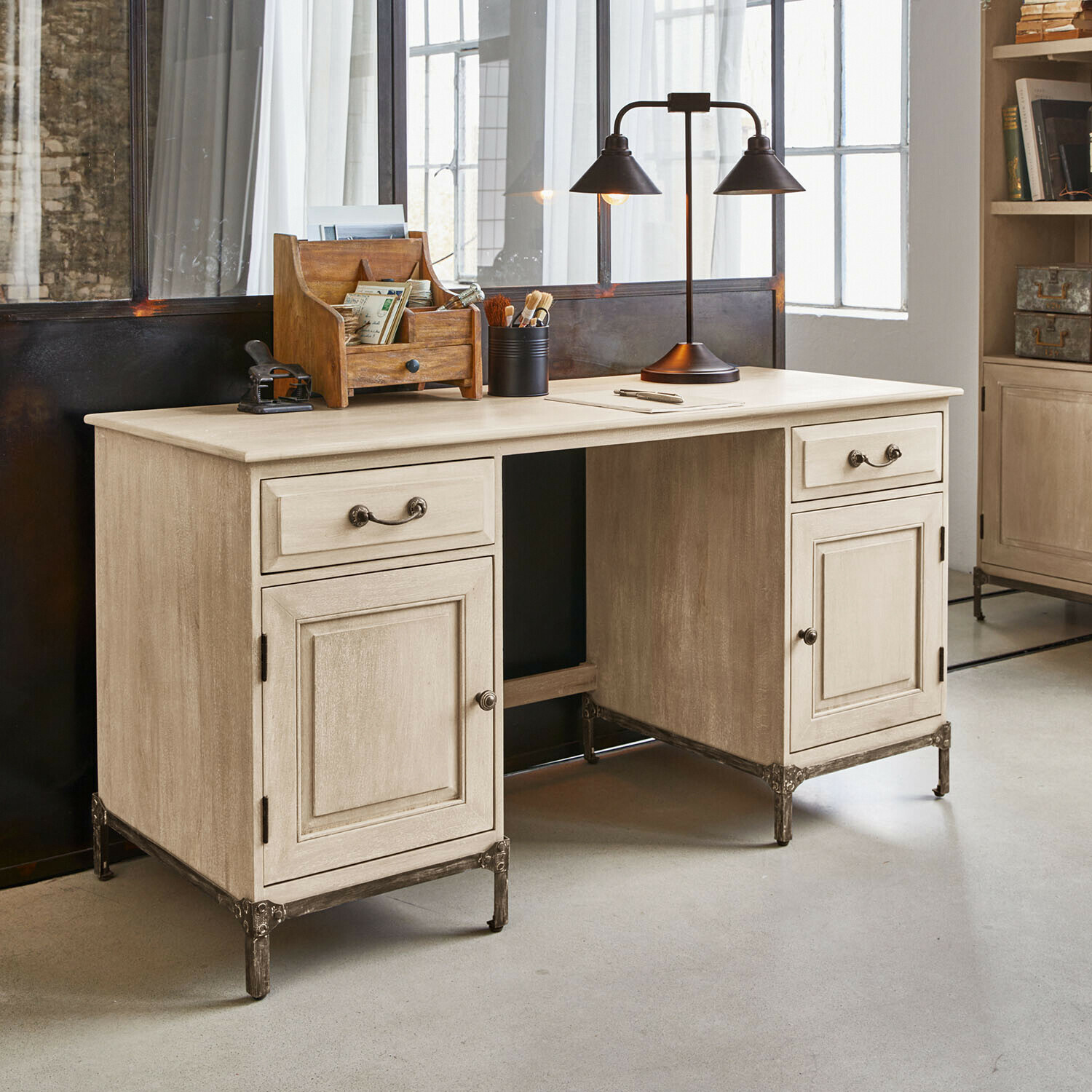 Schreibtisch Aldrics Beiger Holzschreibtisch mit Metallbeinen und zwei Schubladen im Vintage-Stil fürs Büro