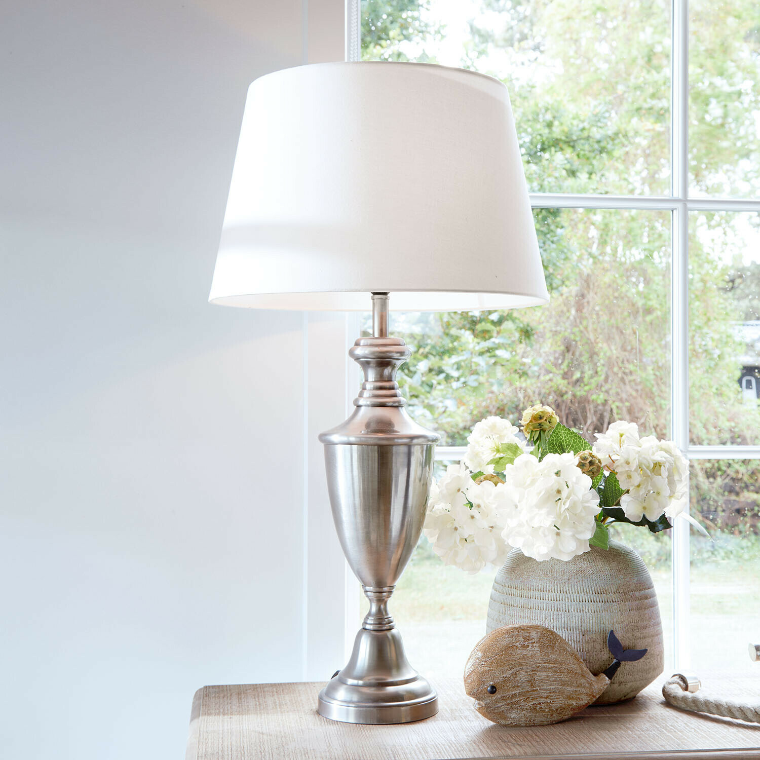 Tischlampe Montalure Tischlampe mit Metallfuß und weißem Lampenschirm auf Holztisch mit Blumendekor