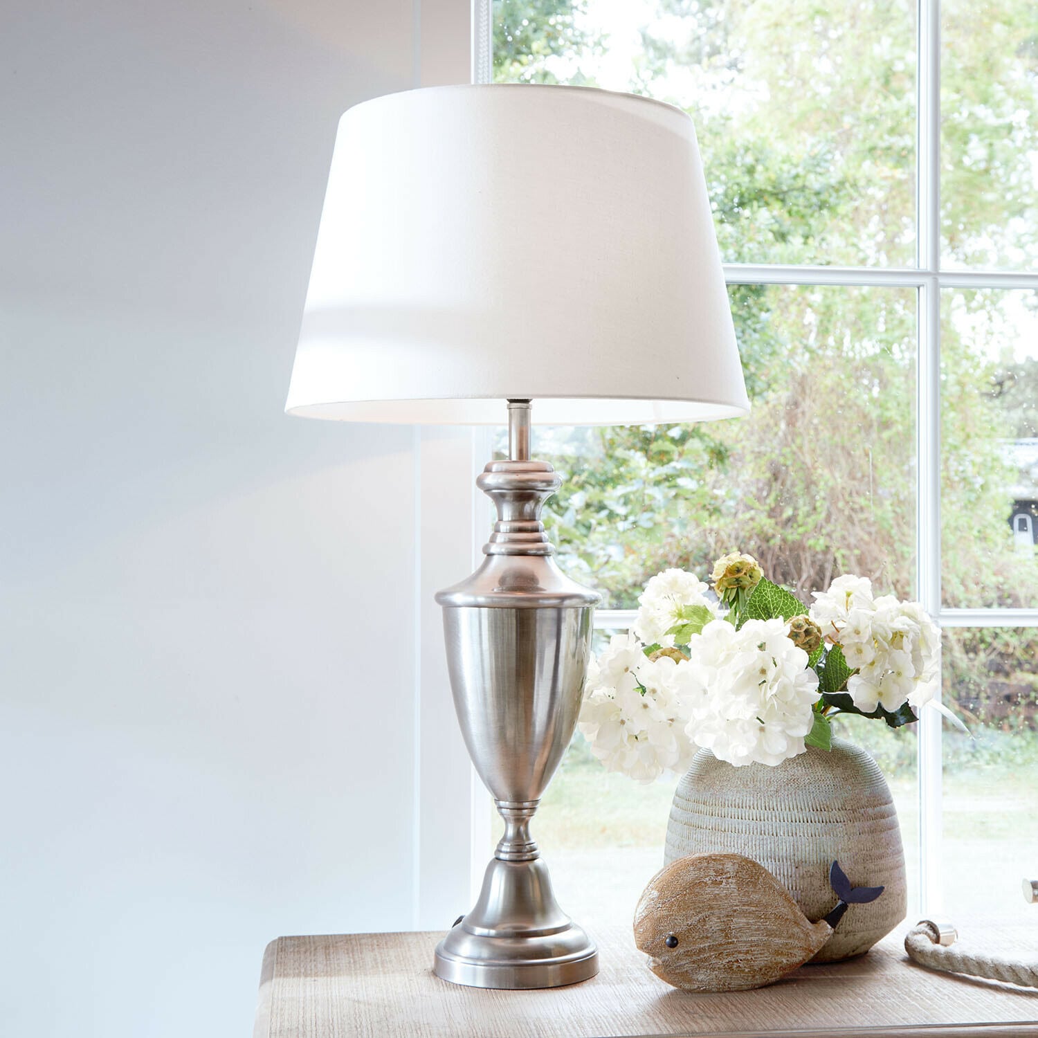 Tischlampe Montalure Tischlampe mit Metallfuß und weißem Lampenschirm auf Holztisch mit Blumendekor