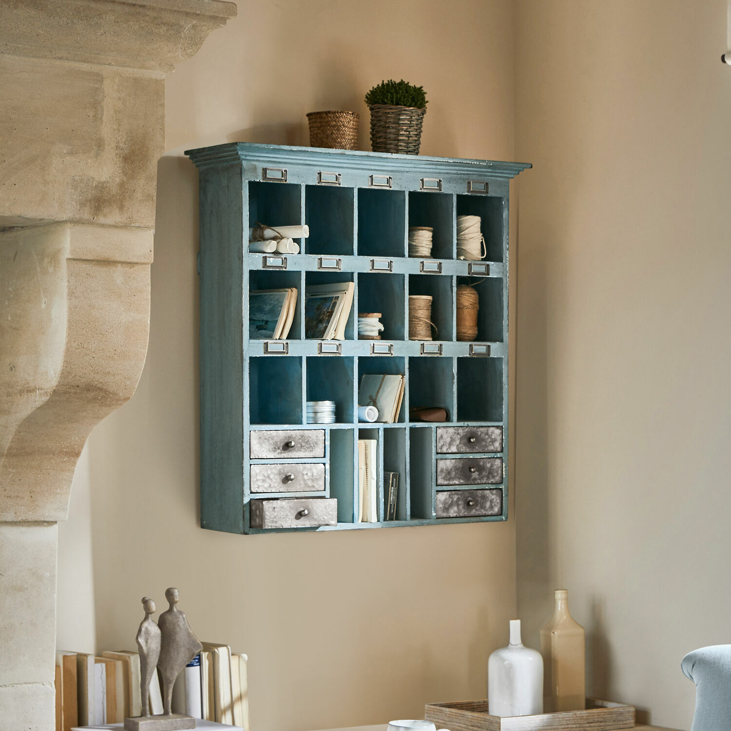 Regal Andover Blauer Holz-Wandschrank mit Metall-Schubladen und Fächern zur Aufbewahrung von Büchern und Dekoration