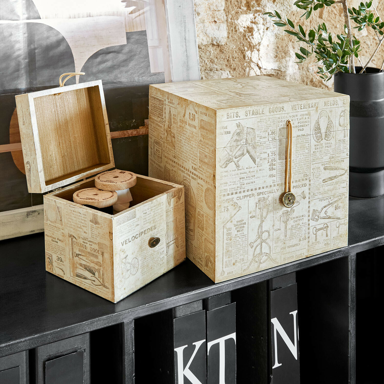 Box 2er Set Elridge Dekorative Holzboxen in Beige mit Vintage-Druck auf schwarzem Regal zur Aufbewahrung