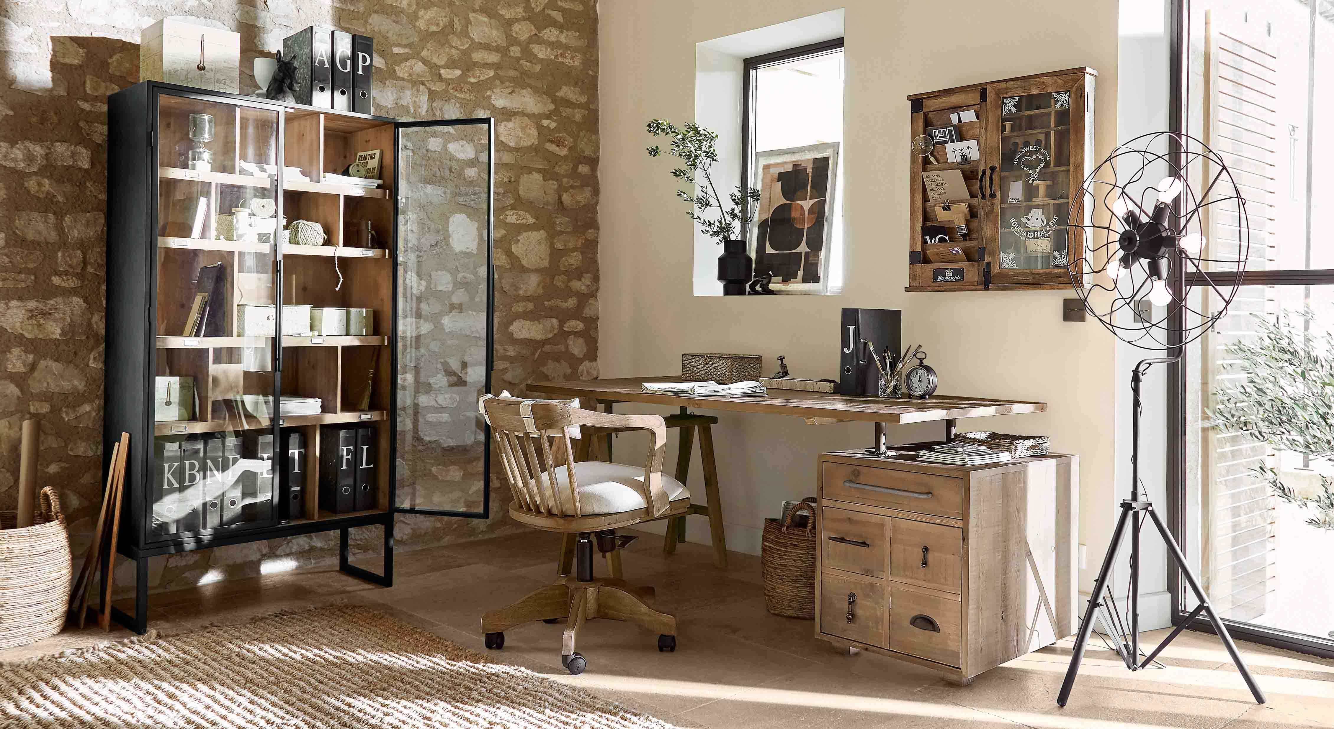 Gemütliches Büro mit Holztisch, Drehstuhl und Holzschrank in natürlicher Farbe
