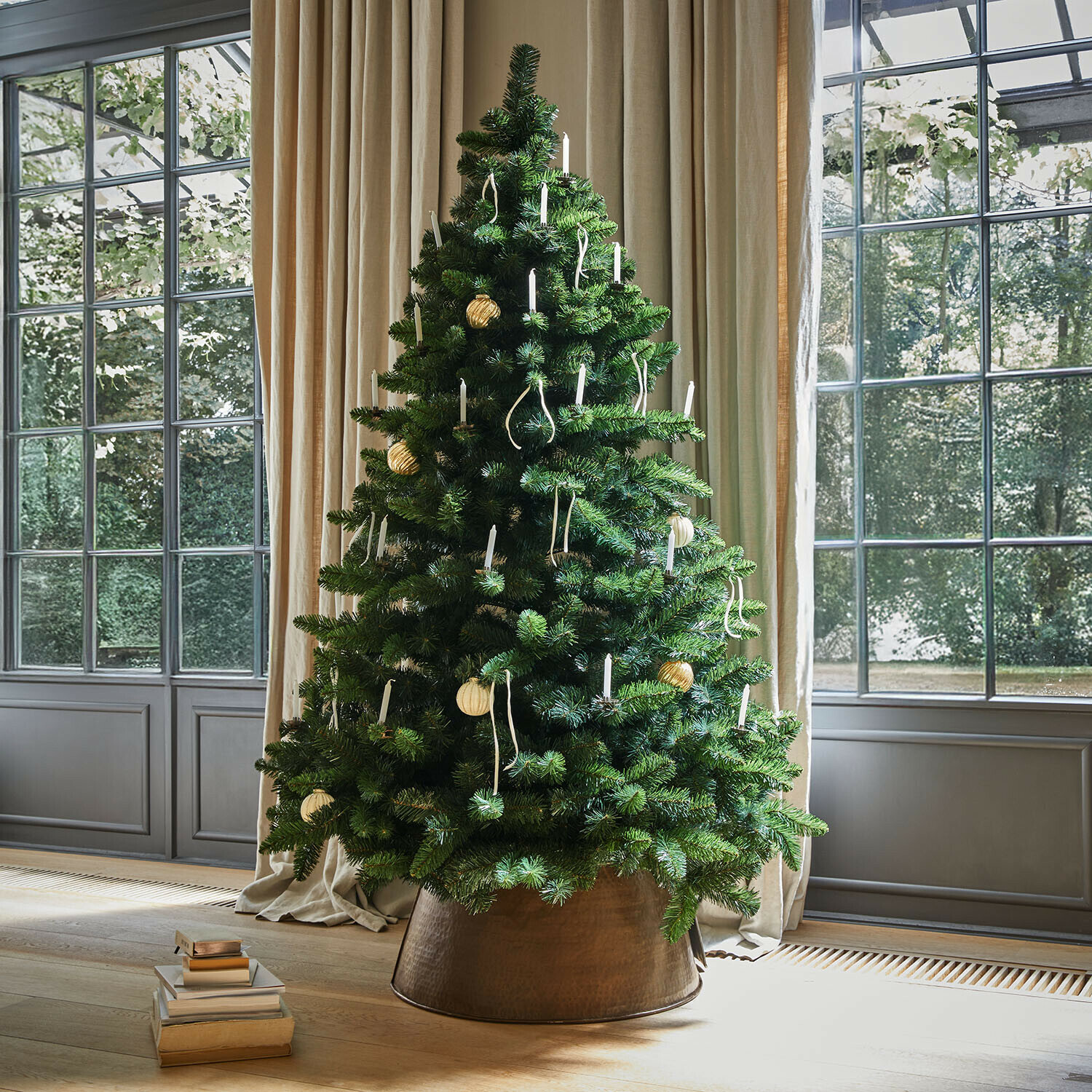 Weihnachtsbaum Bryndis Künstlicher grüner Weihnachtsbaum mit weißen Kerzen in kupferfarbenem Übertopf vor Fenster mit Vorhängen