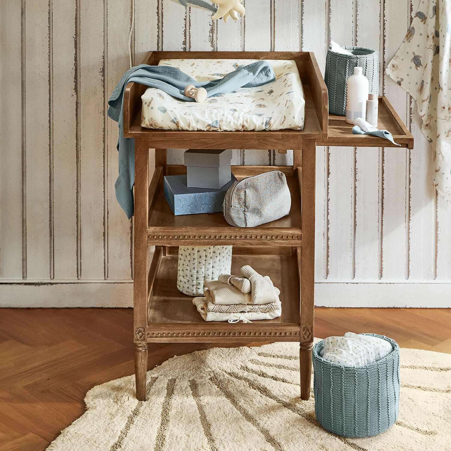 Wickelkonsole Bellouvre Holz-Wickeltisch mit weicher beige-blauer Matte und Ablagen für Babyzubehör im Kinderzimmer