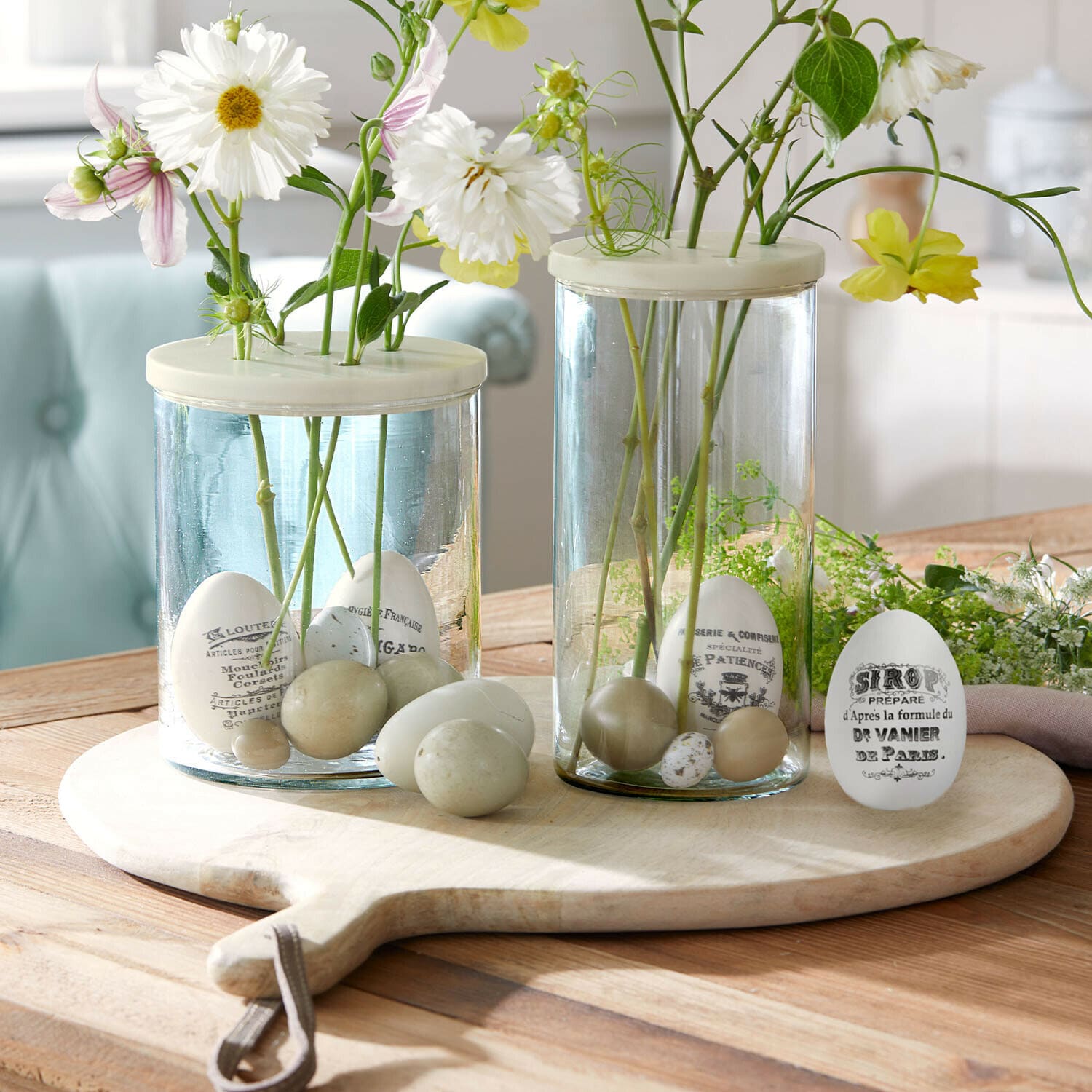 Osterei 4er Set Maison Vélour Glasvasen mit weißen und beigen Dekoeiern und Blumen auf einem Holzbrett als Tischdeko