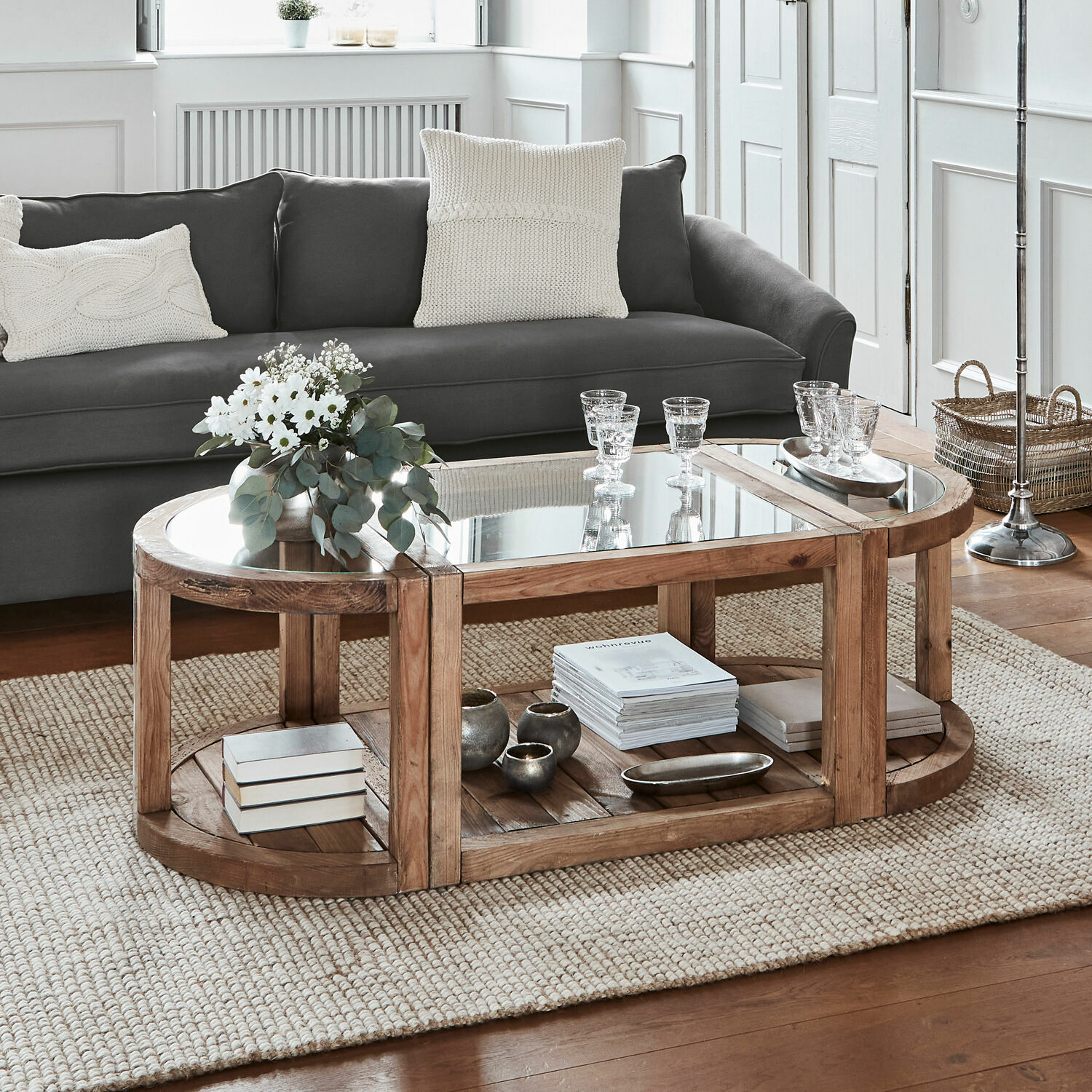 Couchtisch Hyllorian Ovaler Couchtisch aus Holz und Glas auf beigem Teppich in modernem Wohnzimmer