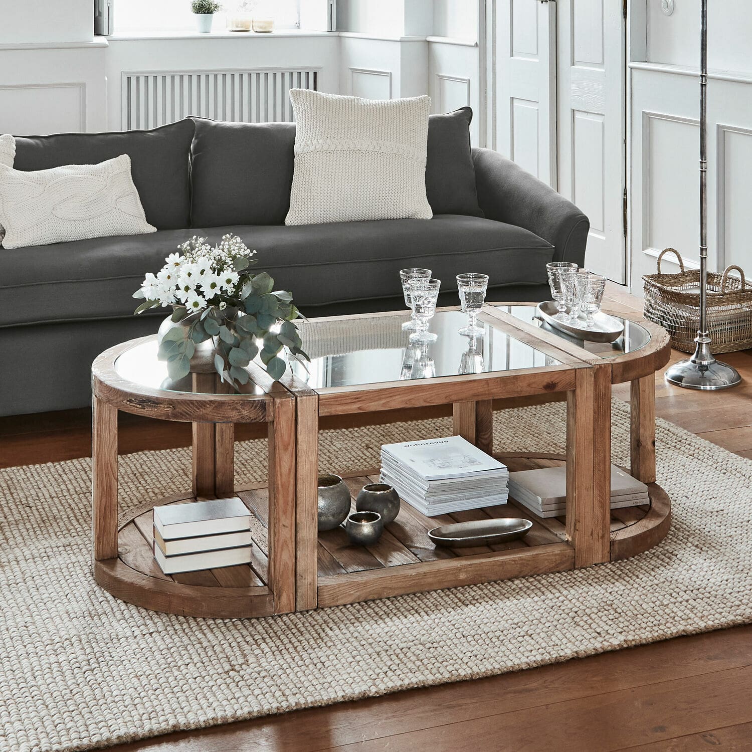 Couchtisch Hyllorian Ovaler Couchtisch aus Holz und Glas auf beigem Teppich in modernem Wohnzimmer