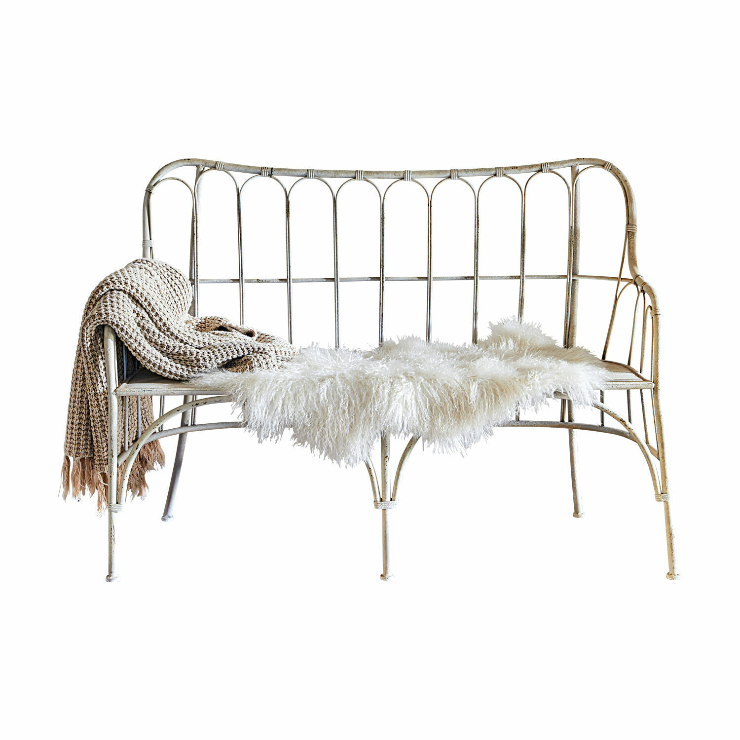 Bank Beauclair Vintage Metallbank in Weiß mit flauschigem Fellüberwurf und gestrickter Decke in Beige