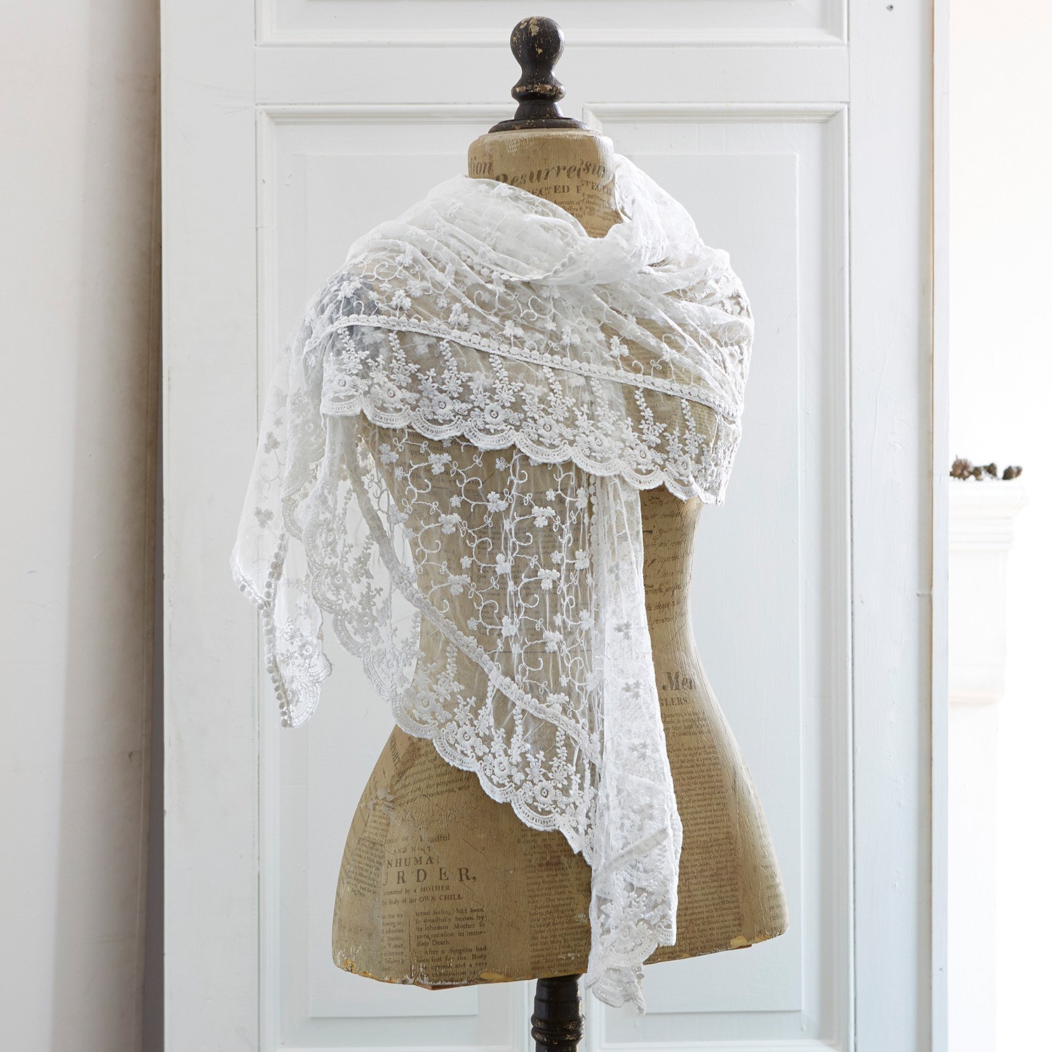 Schal Belvéze Weiße Spitzenstola mit feinem Blumenmuster auf Schneiderpuppe, dekoratives Modeaccessoire