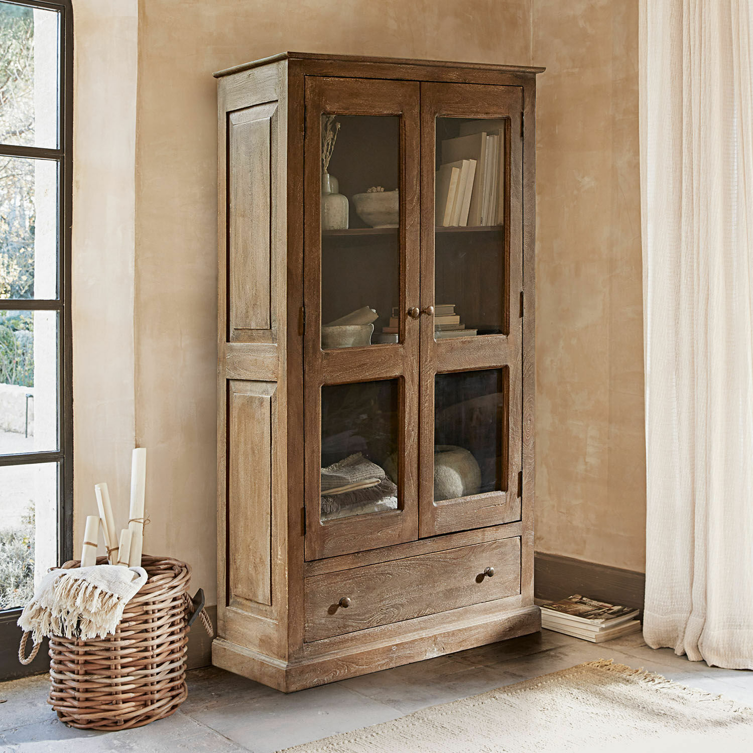 Brauner Holzschrank mit Glastüren und Schublade zur Aufbewahrung von Büchern und Dekorationen