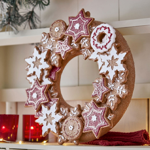 Dekorativer Lebkuchenkranz mit weißem und rotem Zuckerguss, festliche Weihnachtsdekoration