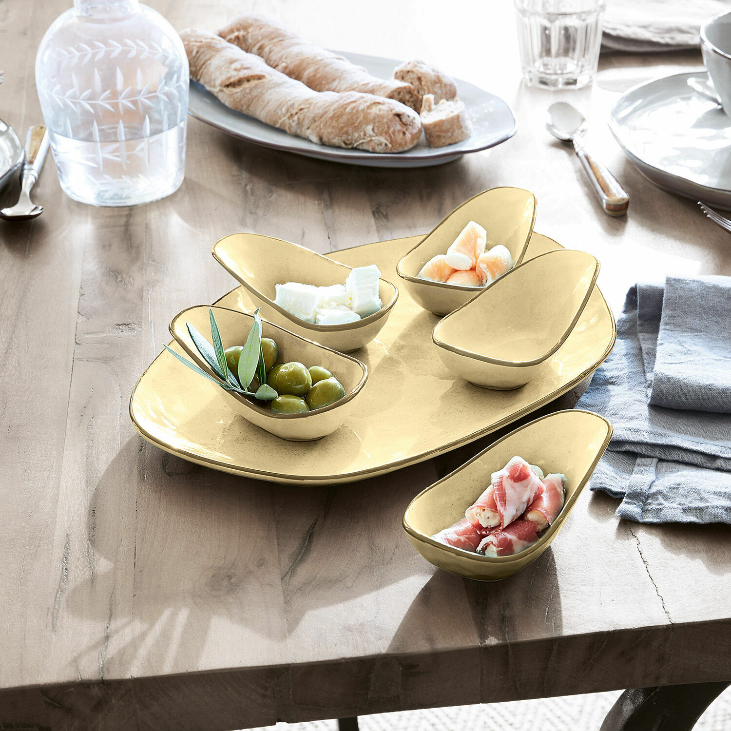 Servierschälchen 6er Set Biarré Gelbes Keramik-Schälchenset für Snacks auf Holztisch mit Oliven und Käse