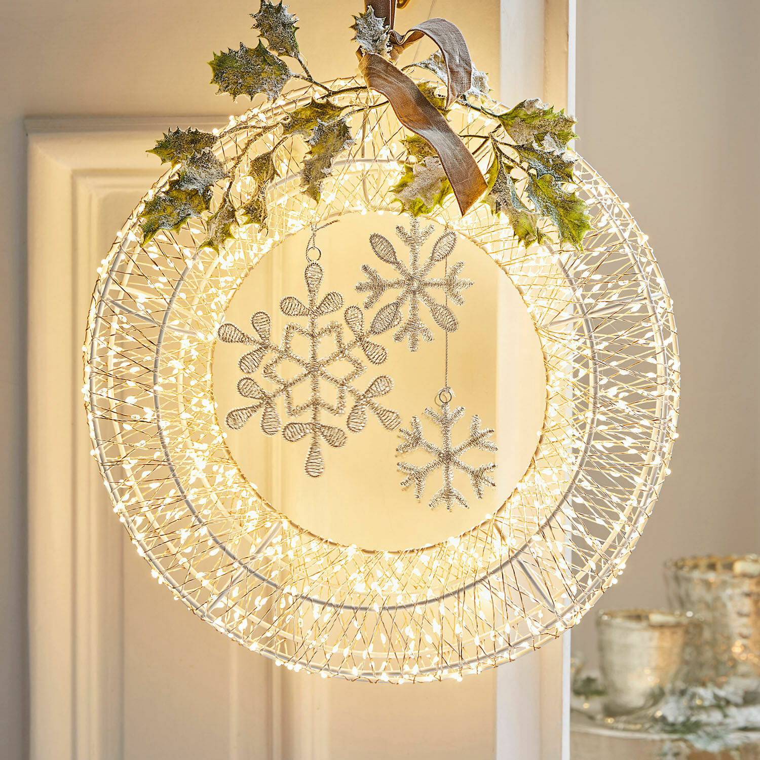 LED-Kranz Winsloe Weihnachtskranz aus weißem Draht mit LED-Lichtern und funkelnden Schneeflocken-Dekorationen